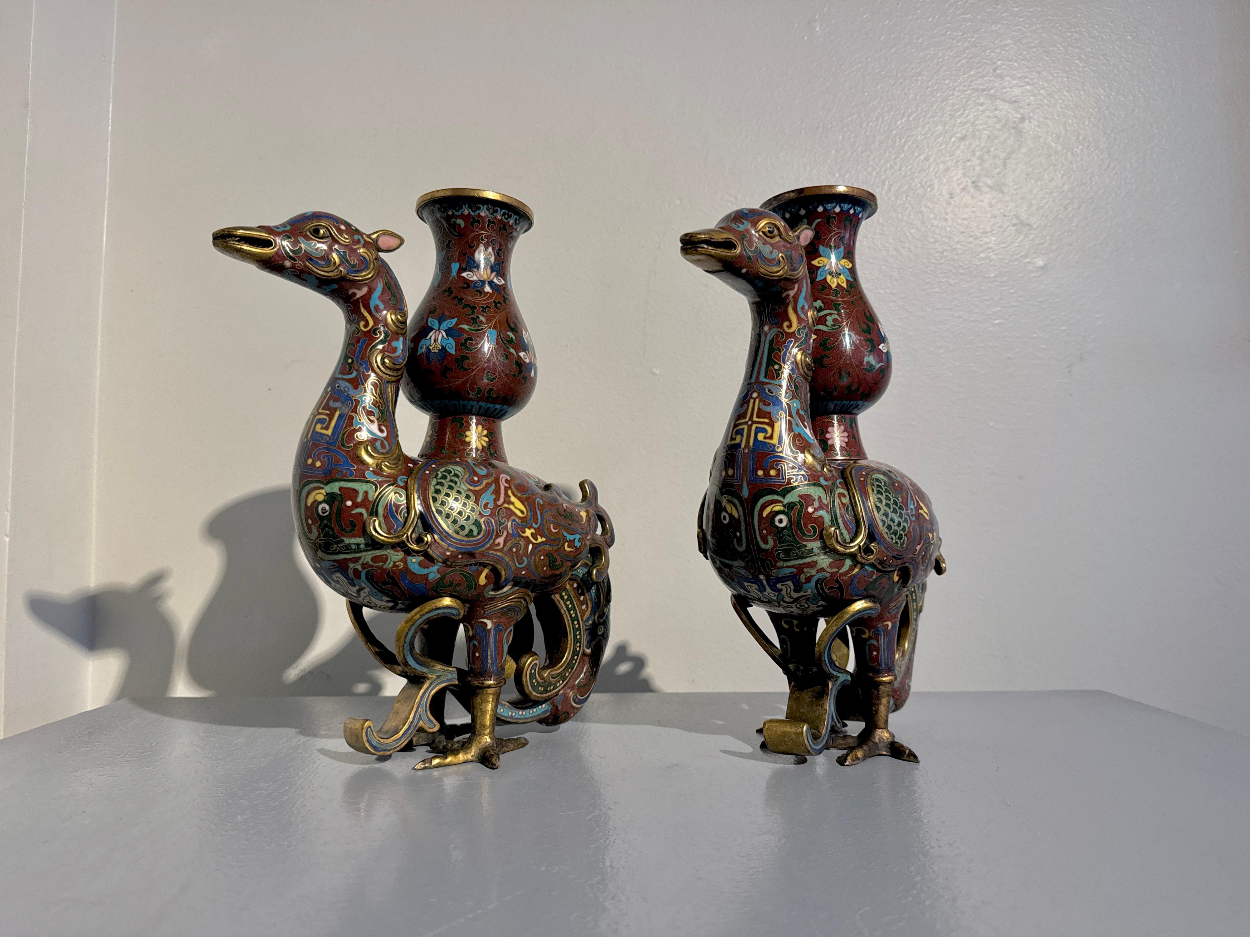 Paire de vases Phoenix Zun en cloisonné, dynastie Qing tardive, c. 1900, Chine en vente 1