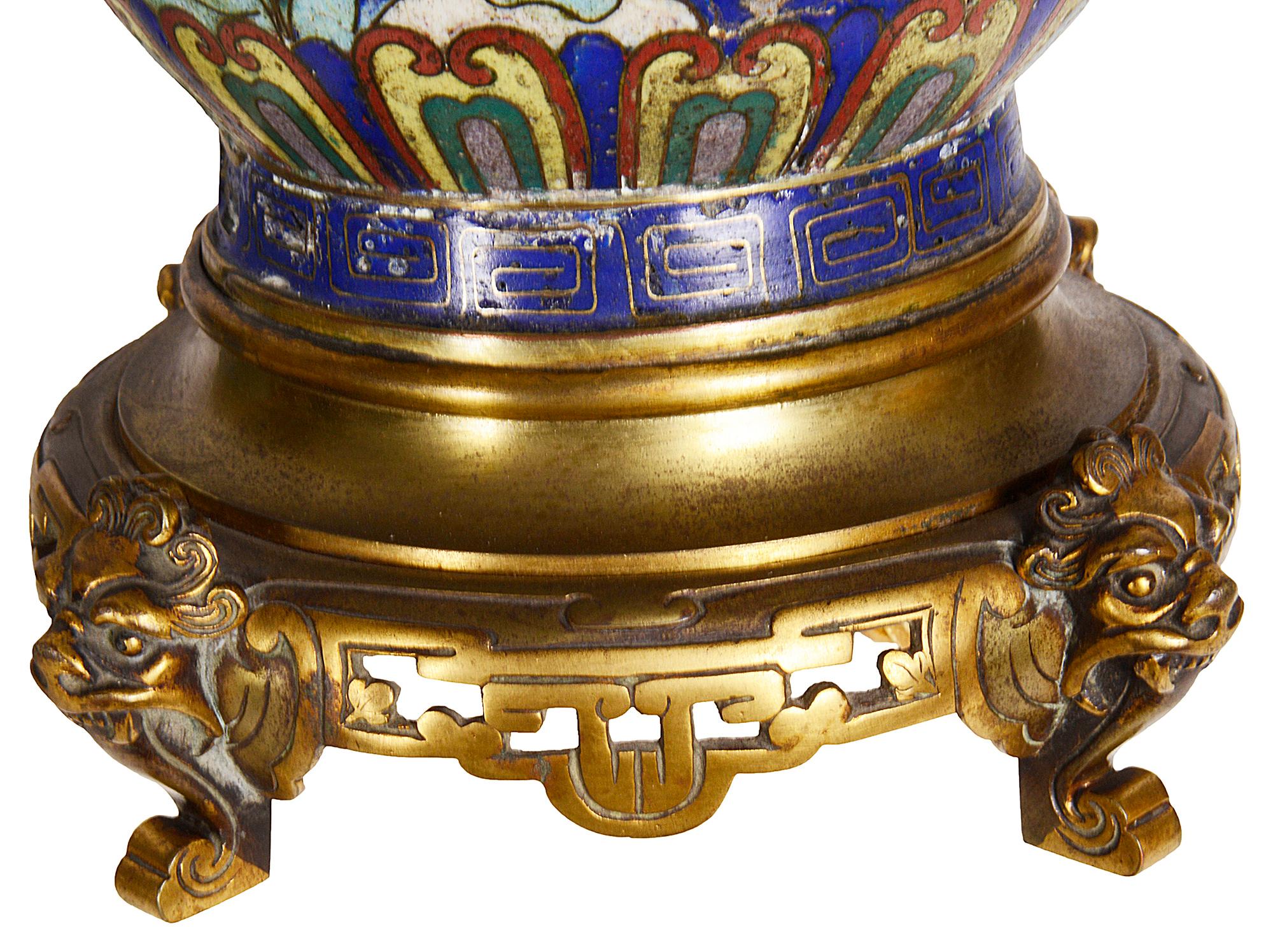 Paar chinesische Cloisonné-Vasen/Lampen, 19. Jahrhundert (Vergoldet) im Angebot