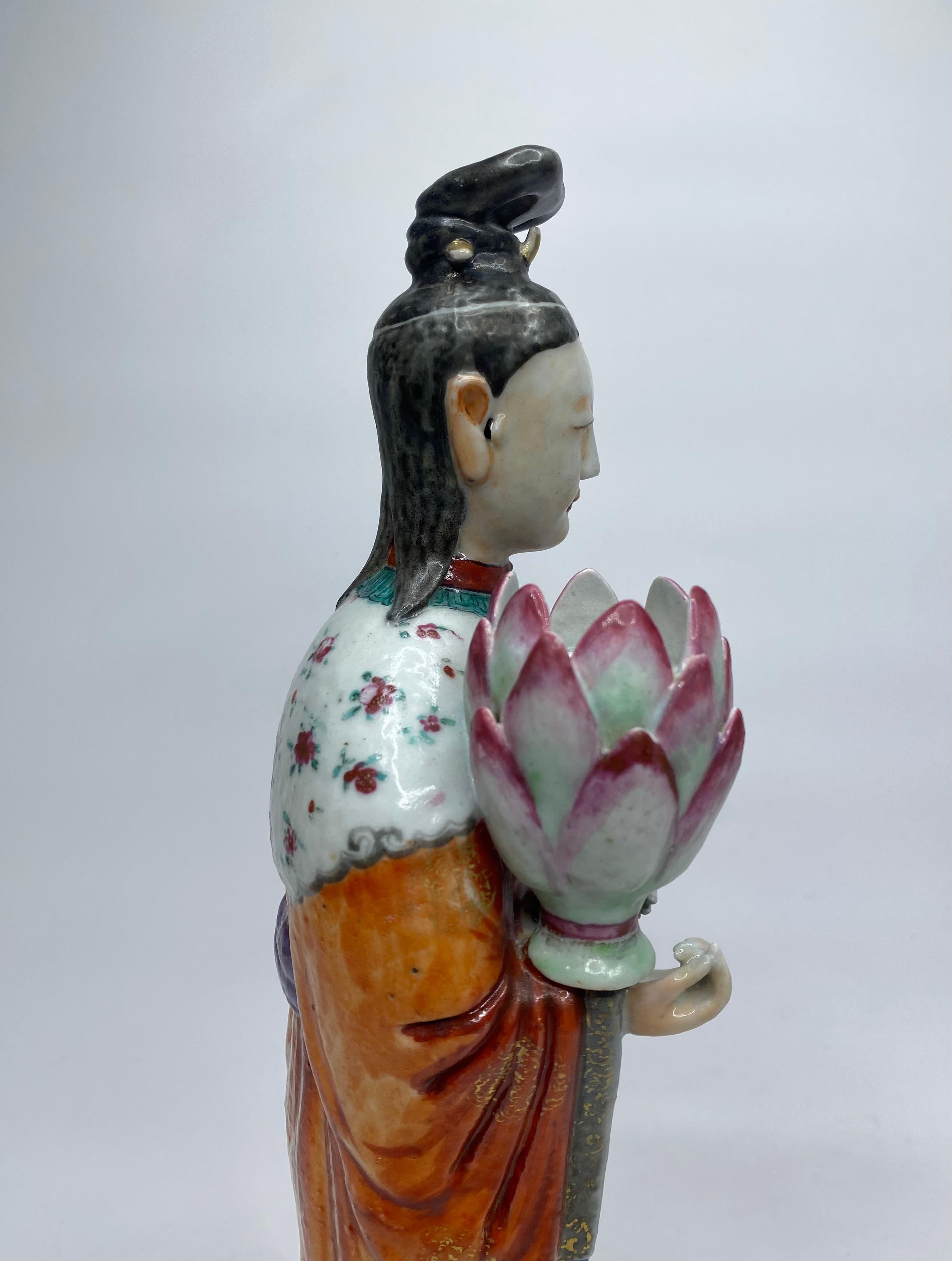 Porcelaine Paire de chandeliers de dame de cour chinoise, vers 1760, Qianlong. en vente