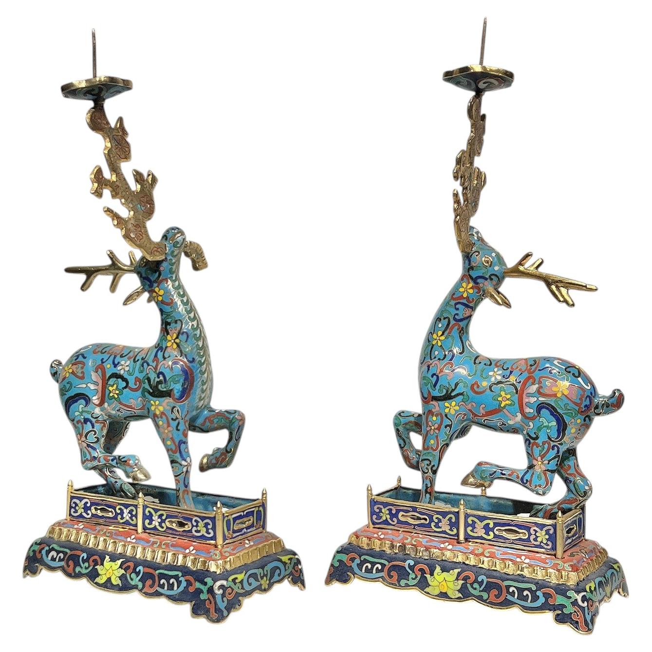 Paar chinesischer Kerzenhalter / Kerzenständer aus Metall mit Cloisonné-Emaille in Hirschform