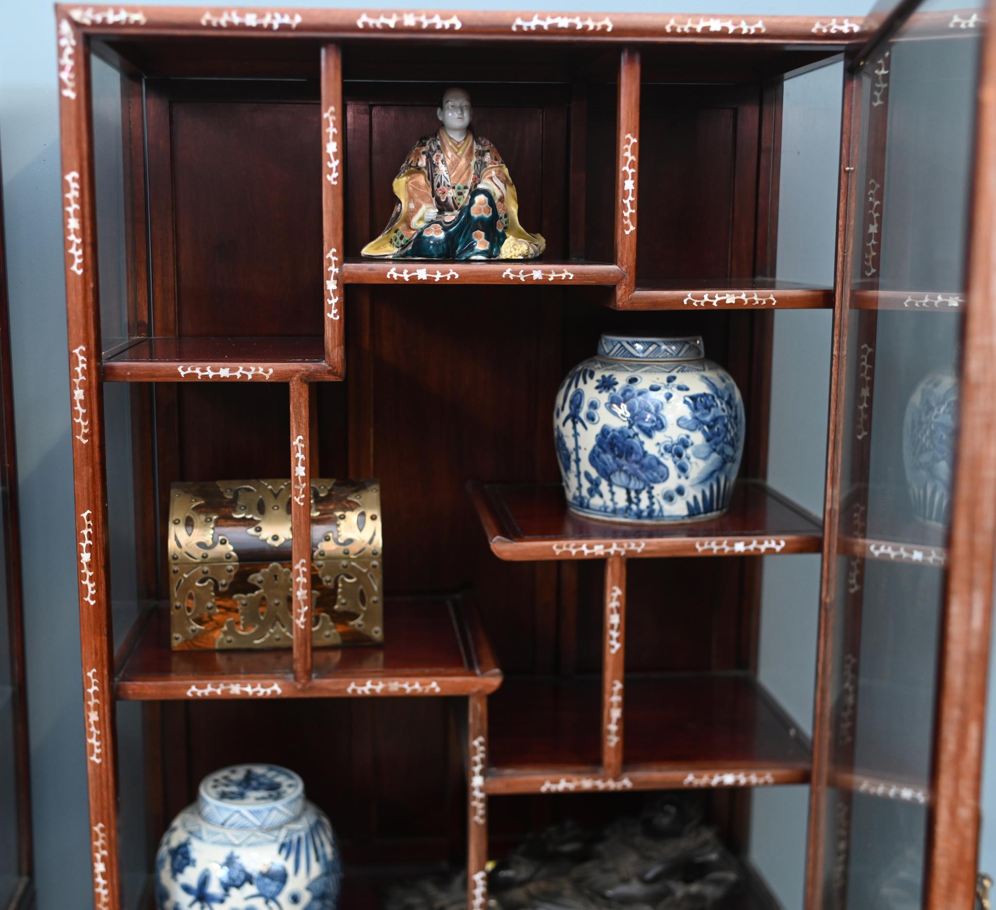 Coppia di vetrine cinesi intarsiate in madreperla 1900 in vendita 4