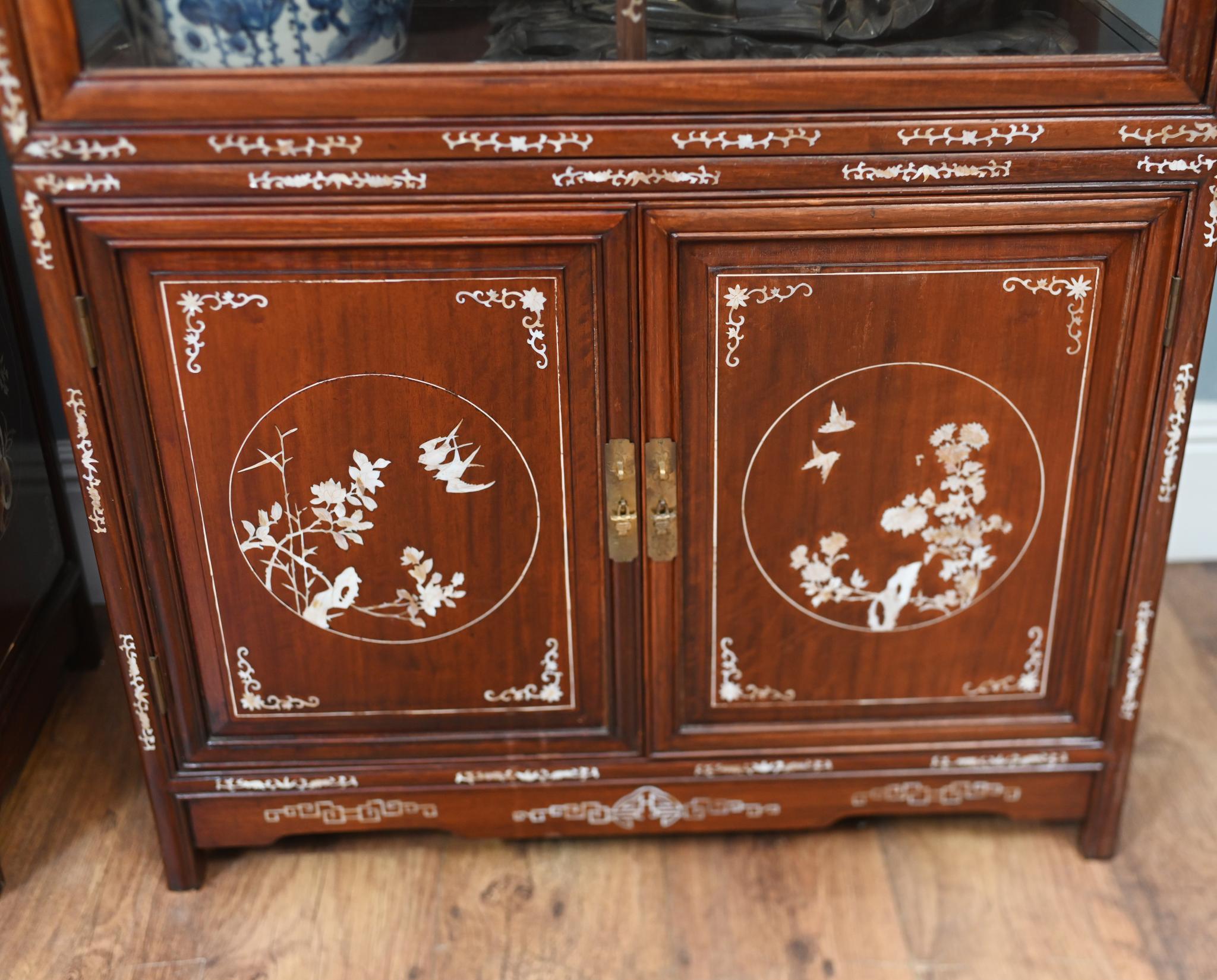 Coppia di vetrine cinesi intarsiate in madreperla 1900 in vendita 5