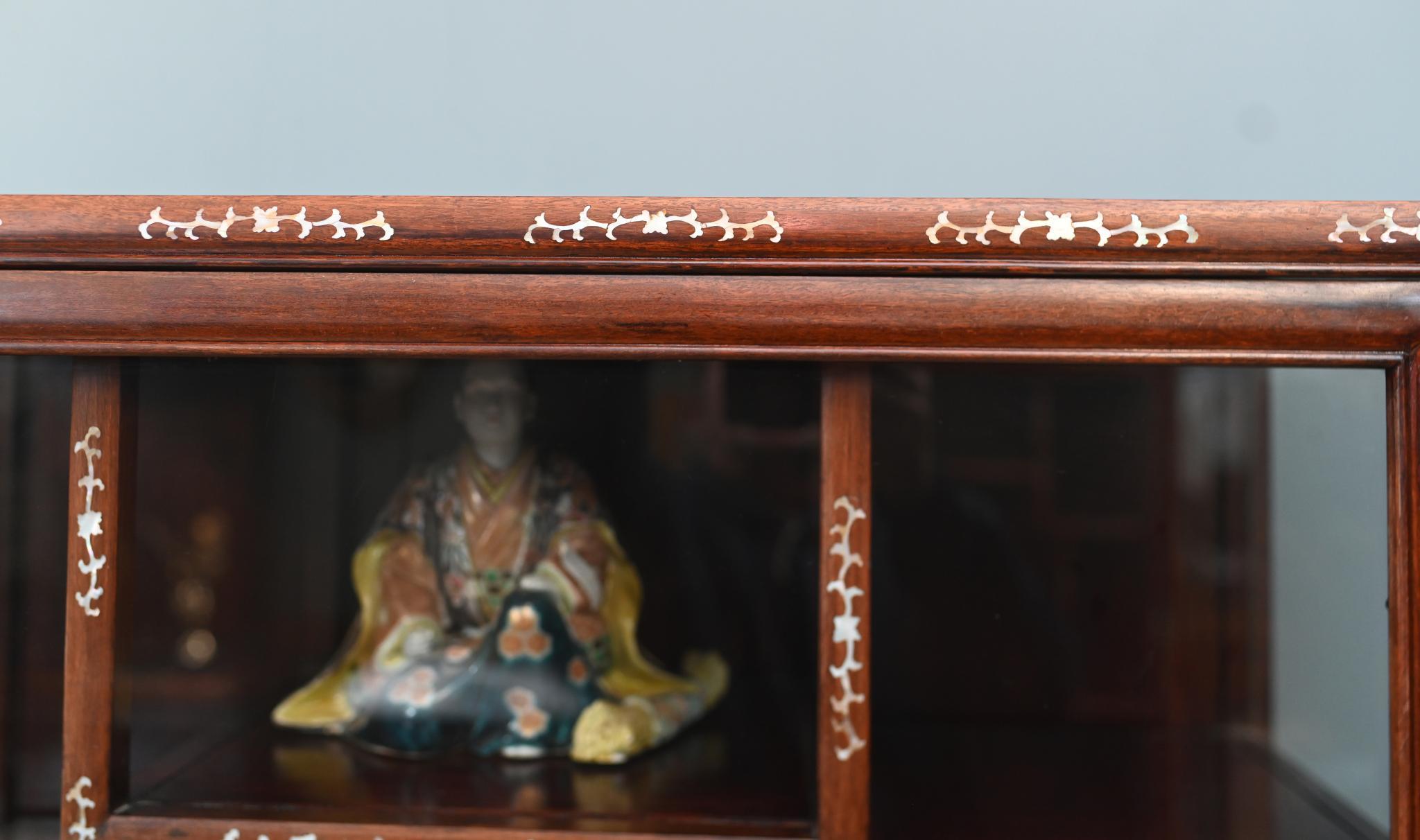 Coppia di vetrine cinesi intarsiate in madreperla 1900 in vendita 6