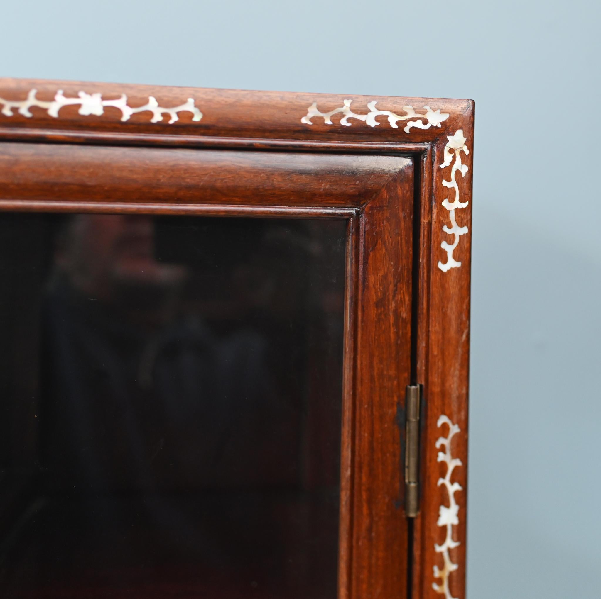 Coppia di vetrine cinesi intarsiate in madreperla 1900 in vendita 7