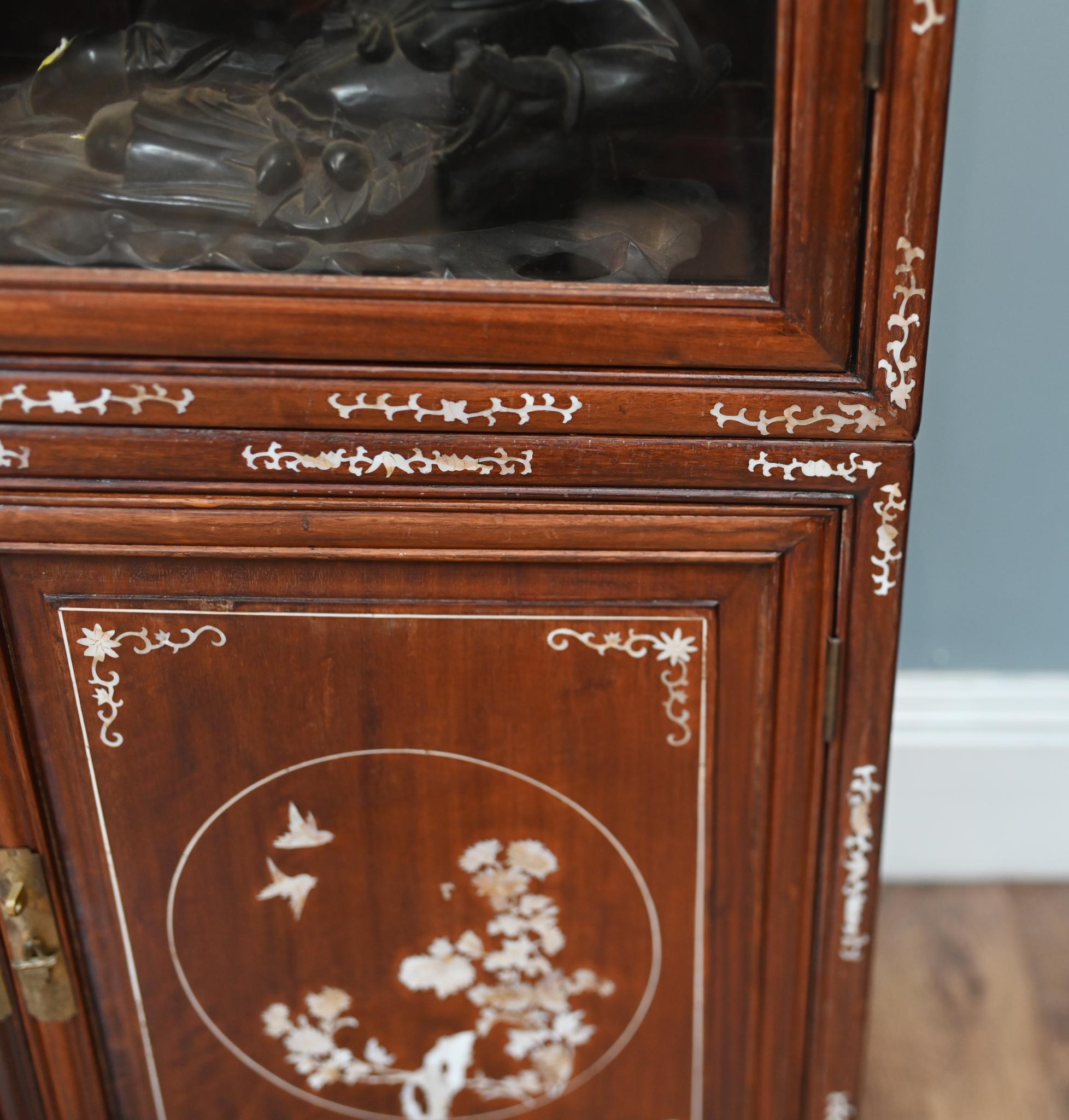 Coppia di vetrine cinesi intarsiate in madreperla 1900 in vendita 8