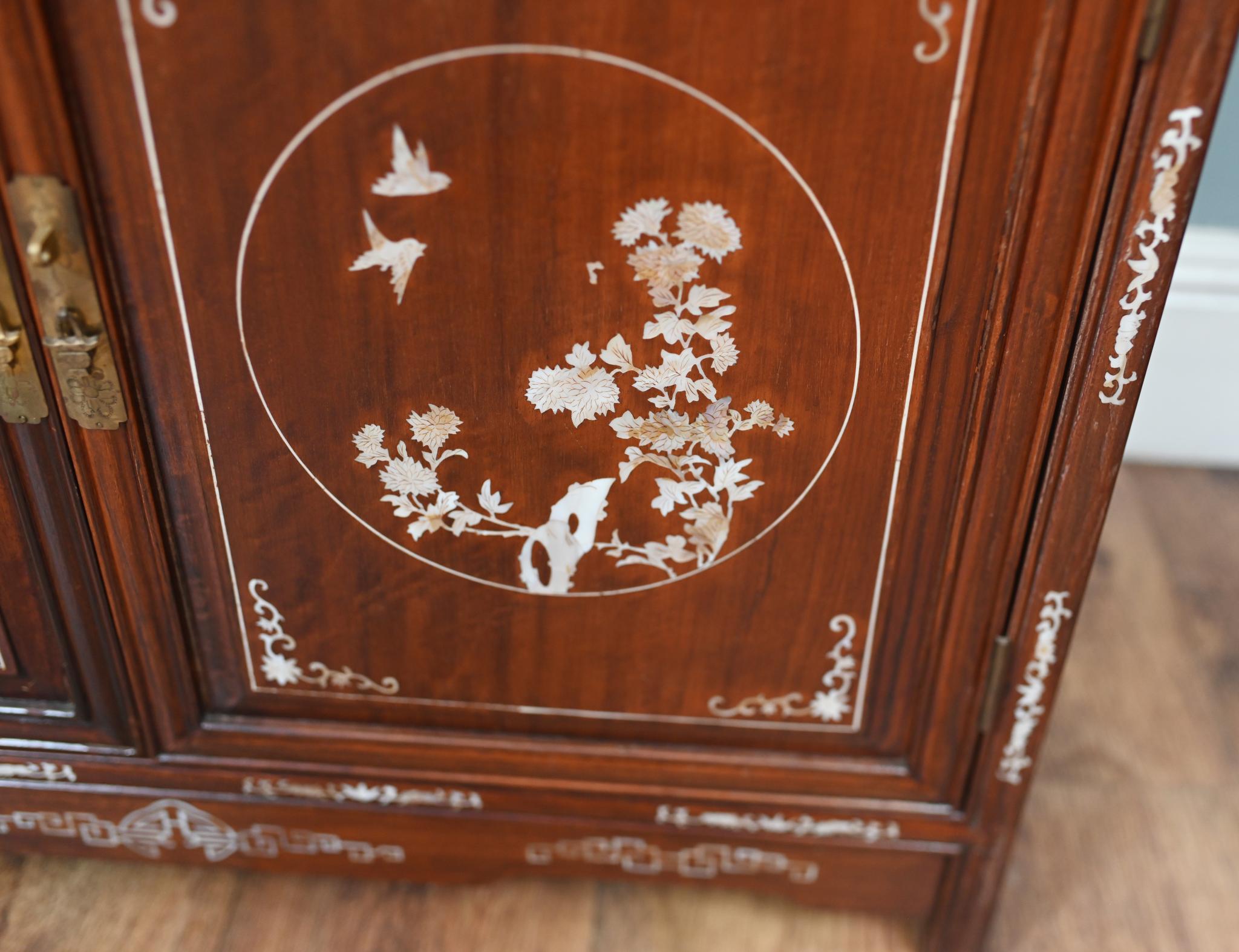 Coppia di vetrine cinesi intarsiate in madreperla 1900 in vendita 9