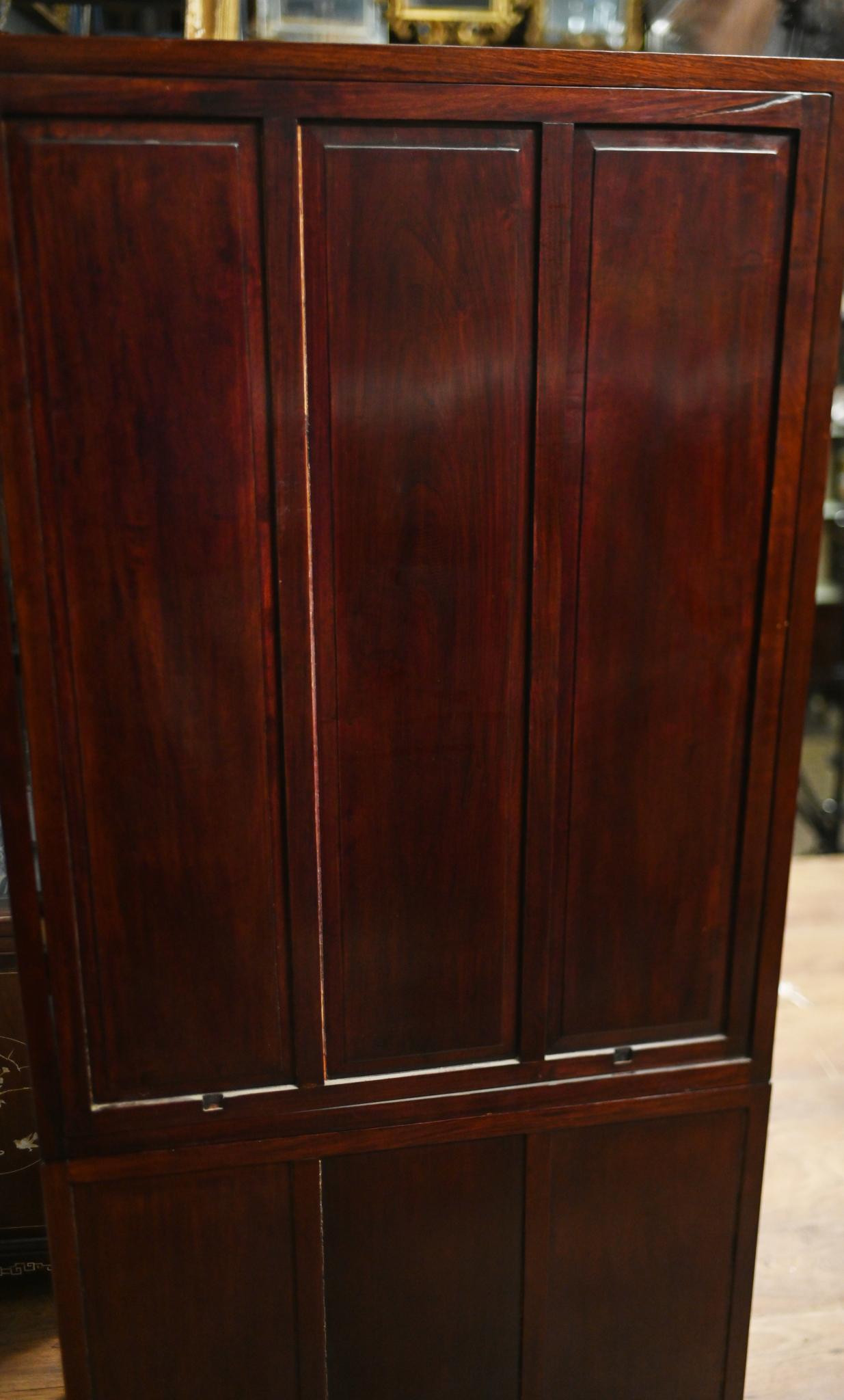 Stai visualizzando una splendida coppia di vetrine cinesi d'epoca
Costruito in legno duro con intarsi in madreperla
Circa 1900
I bordi degli armadi sono inoltre dettagliati con motivi intarsiati o accenti decorativi simili a scritture, che