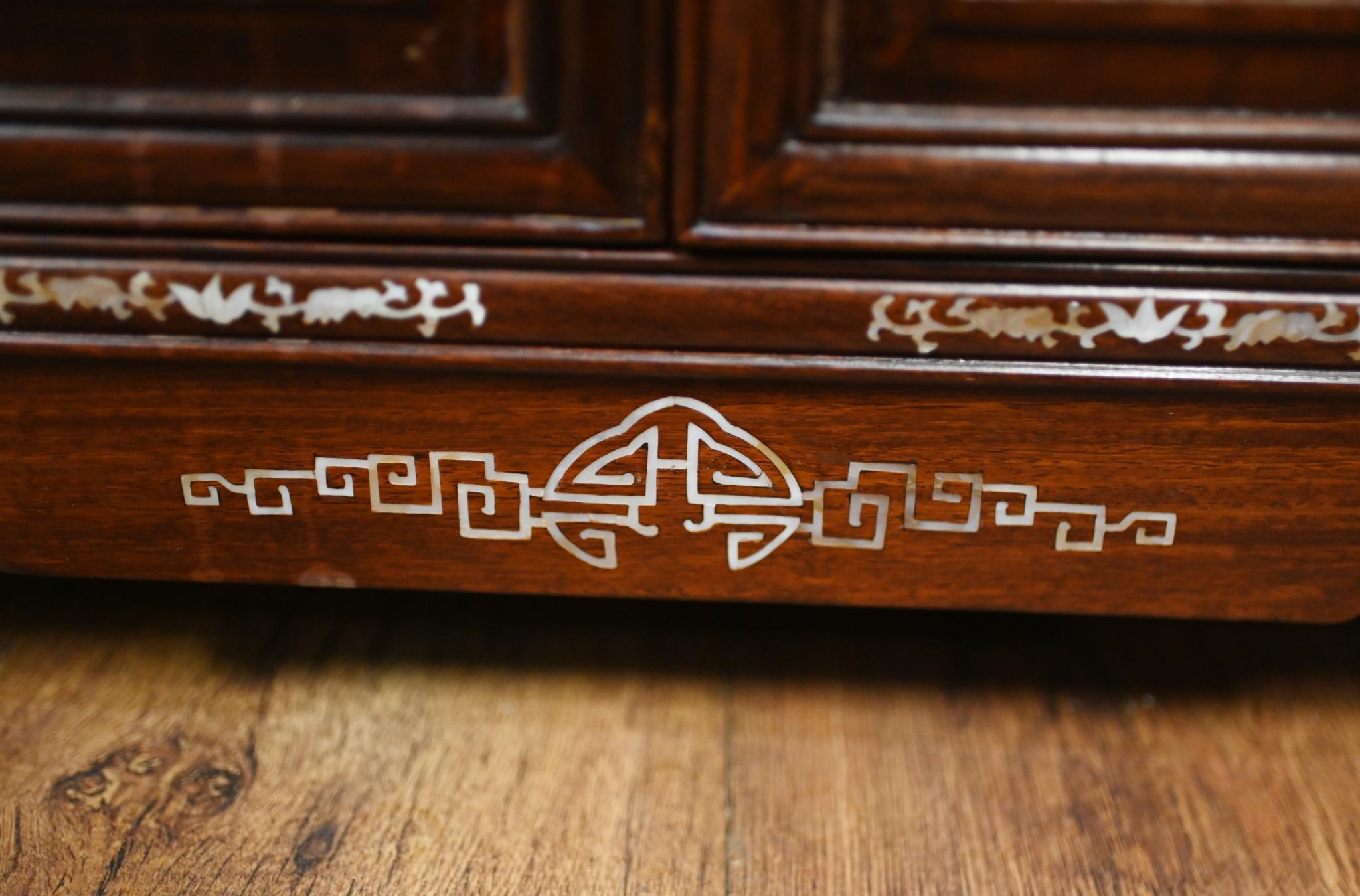 Intarsio Coppia di vetrine cinesi intarsiate in madreperla 1900 in vendita