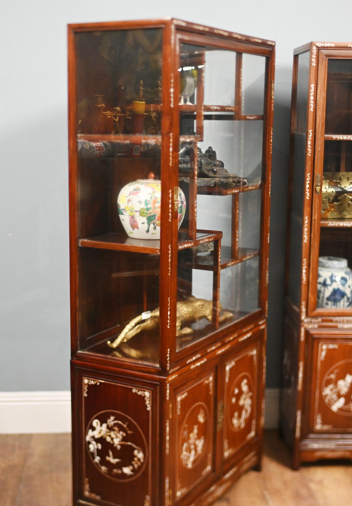 Coppia di vetrine cinesi intarsiate in madreperla 1900 In condizioni buone in vendita a Potters Bar, GB