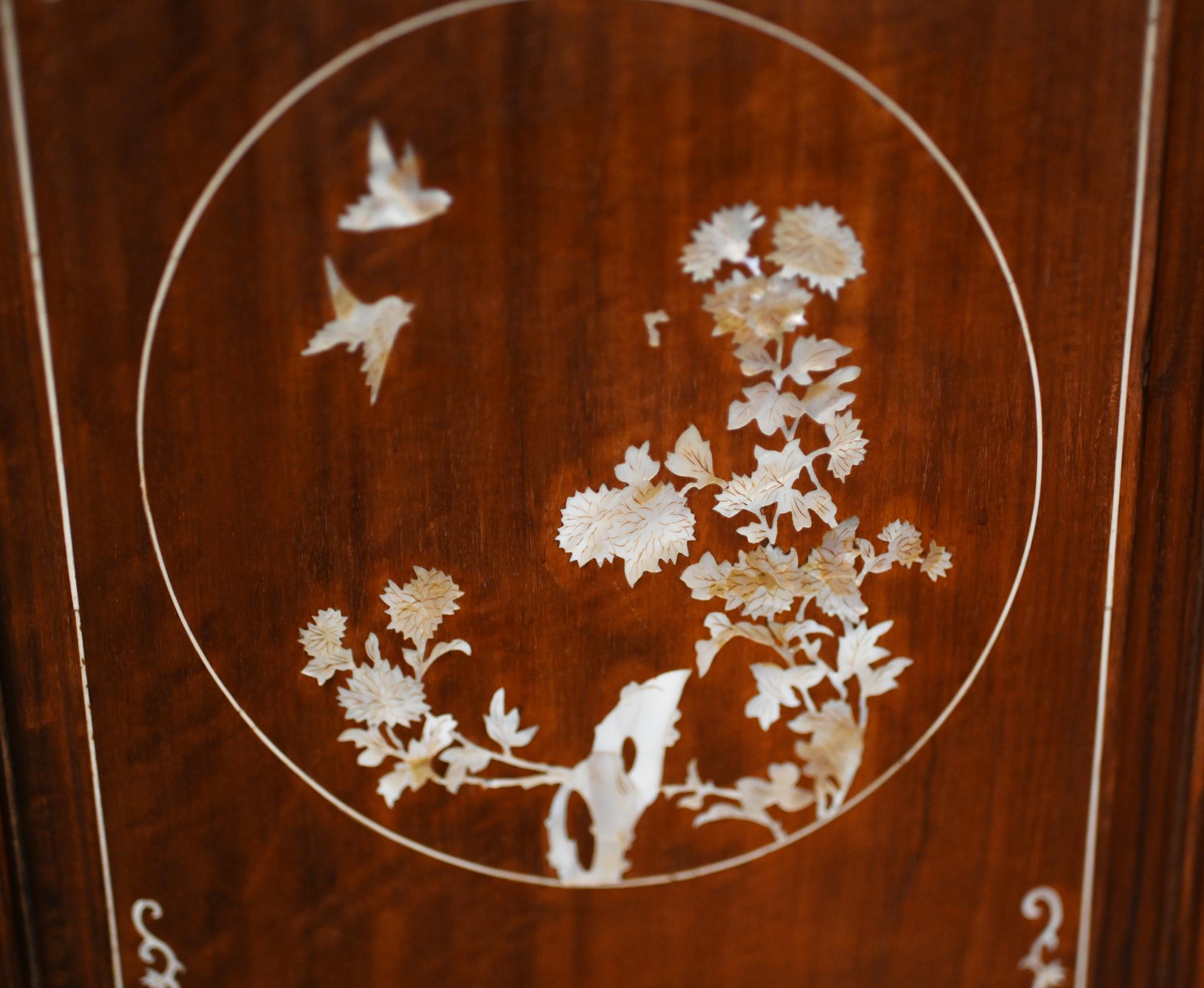 Inizio XX secolo Coppia di vetrine cinesi intarsiate in madreperla 1900 in vendita