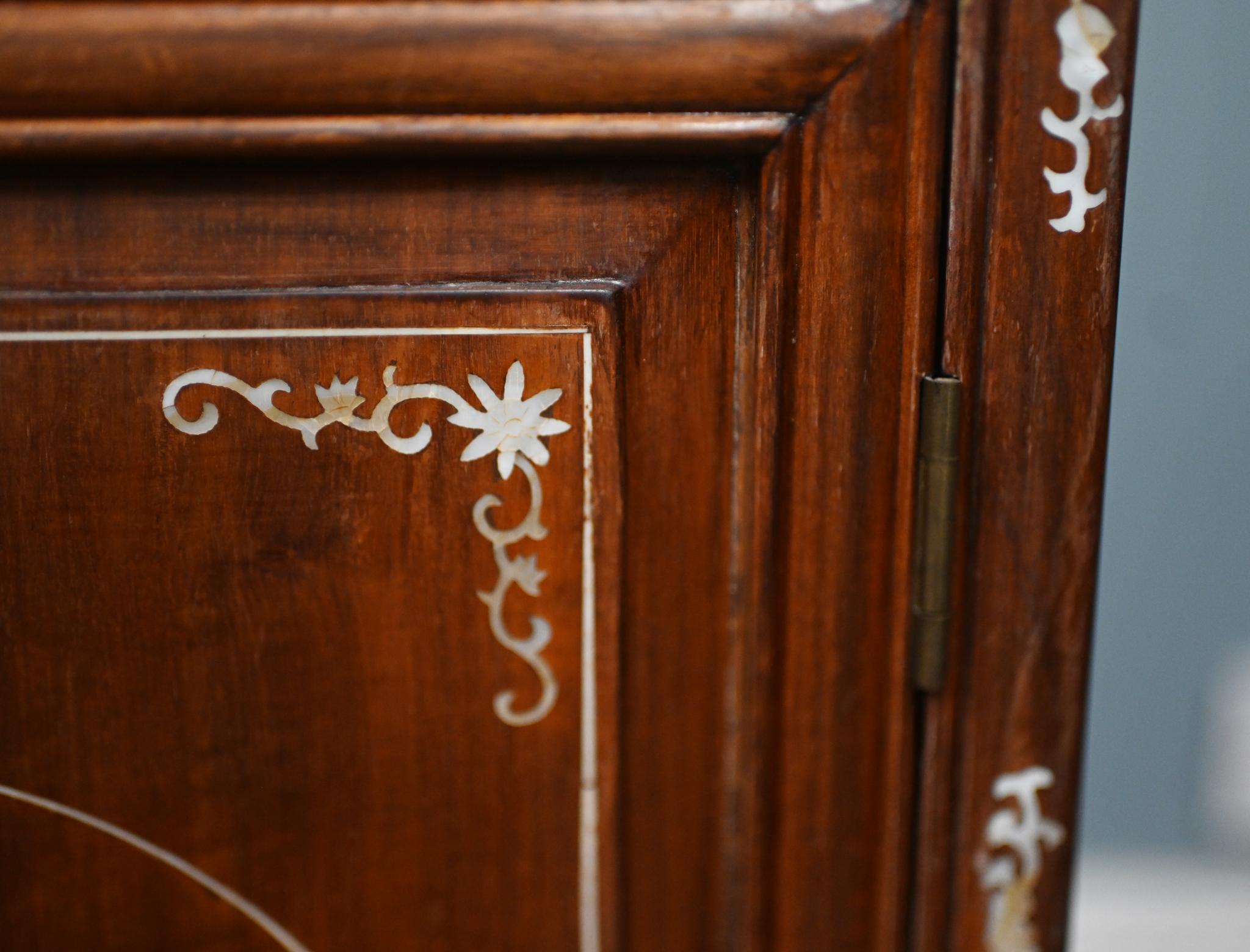 Madreperla Coppia di vetrine cinesi intarsiate in madreperla 1900 in vendita