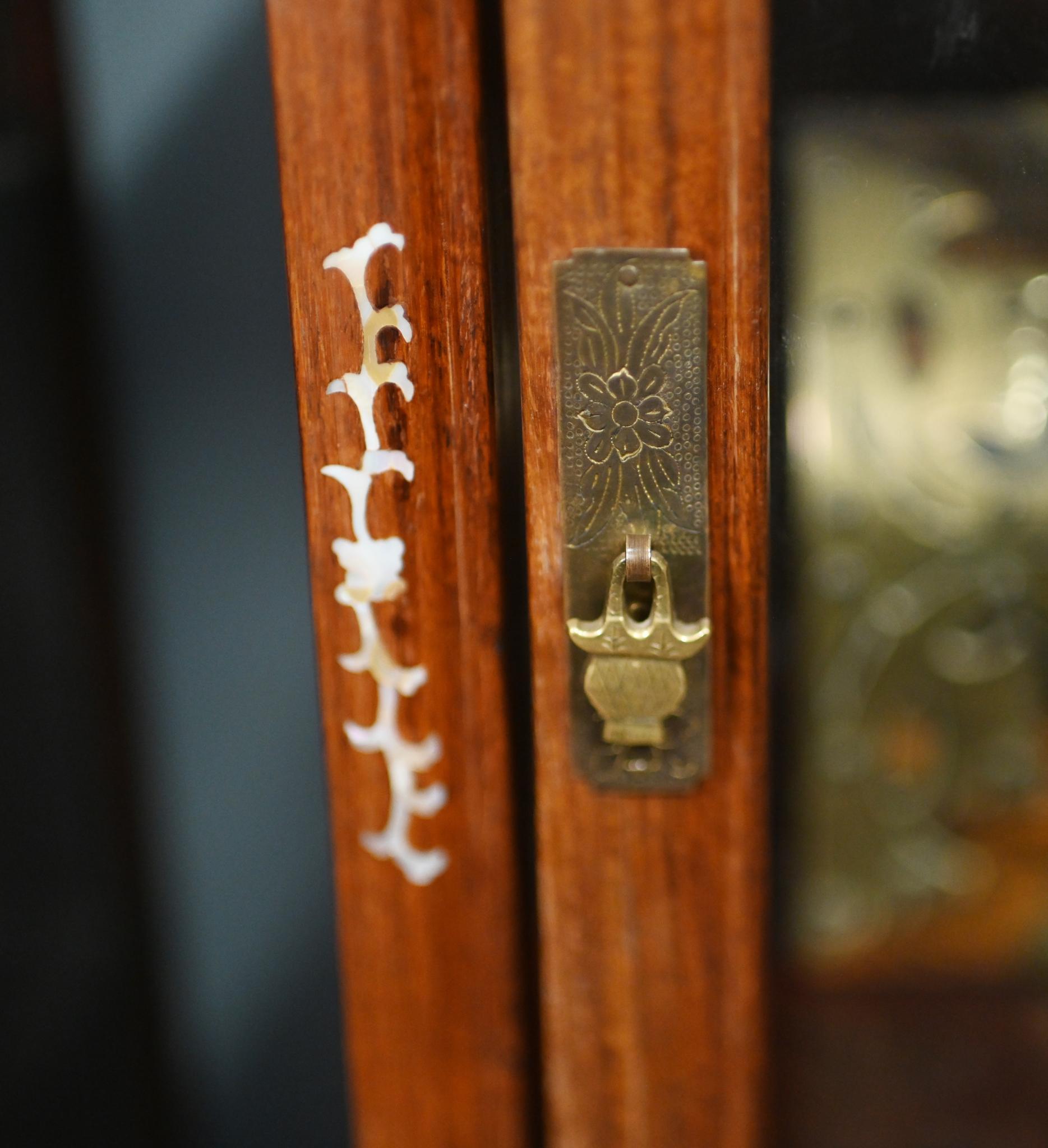 Coppia di vetrine cinesi intarsiate in madreperla 1900 in vendita 1