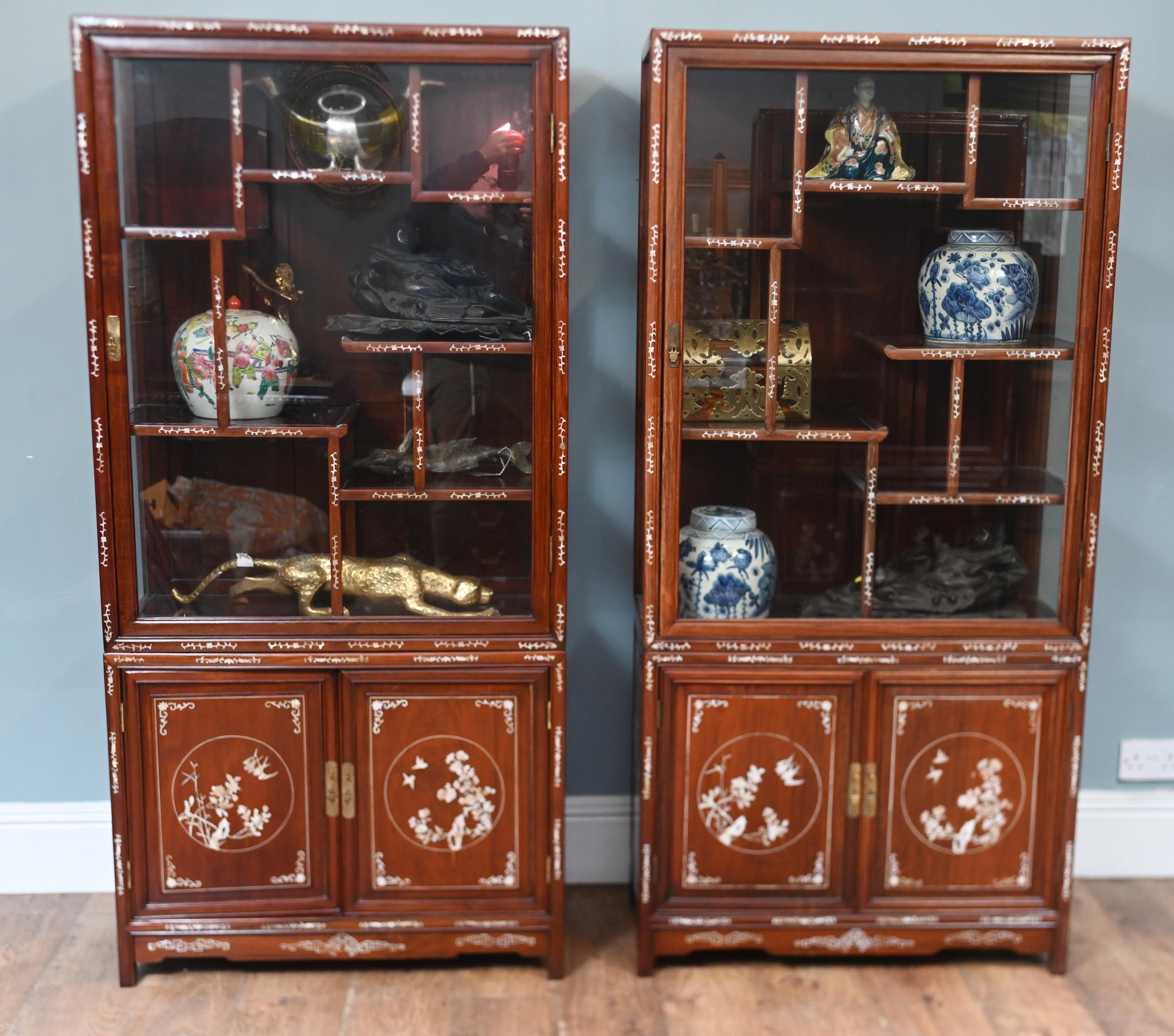 Coppia di vetrine cinesi intarsiate in madreperla 1900 in vendita 2