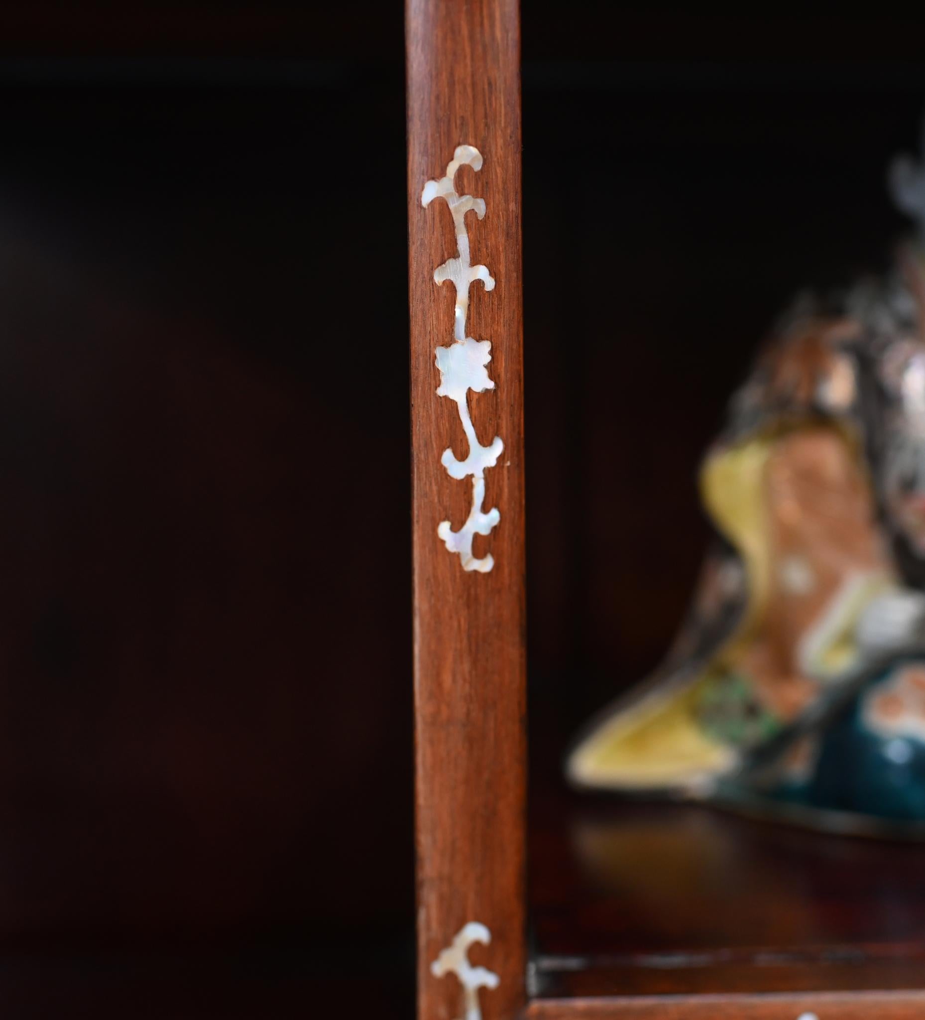 Coppia di vetrine cinesi intarsiate in madreperla 1900 in vendita 3