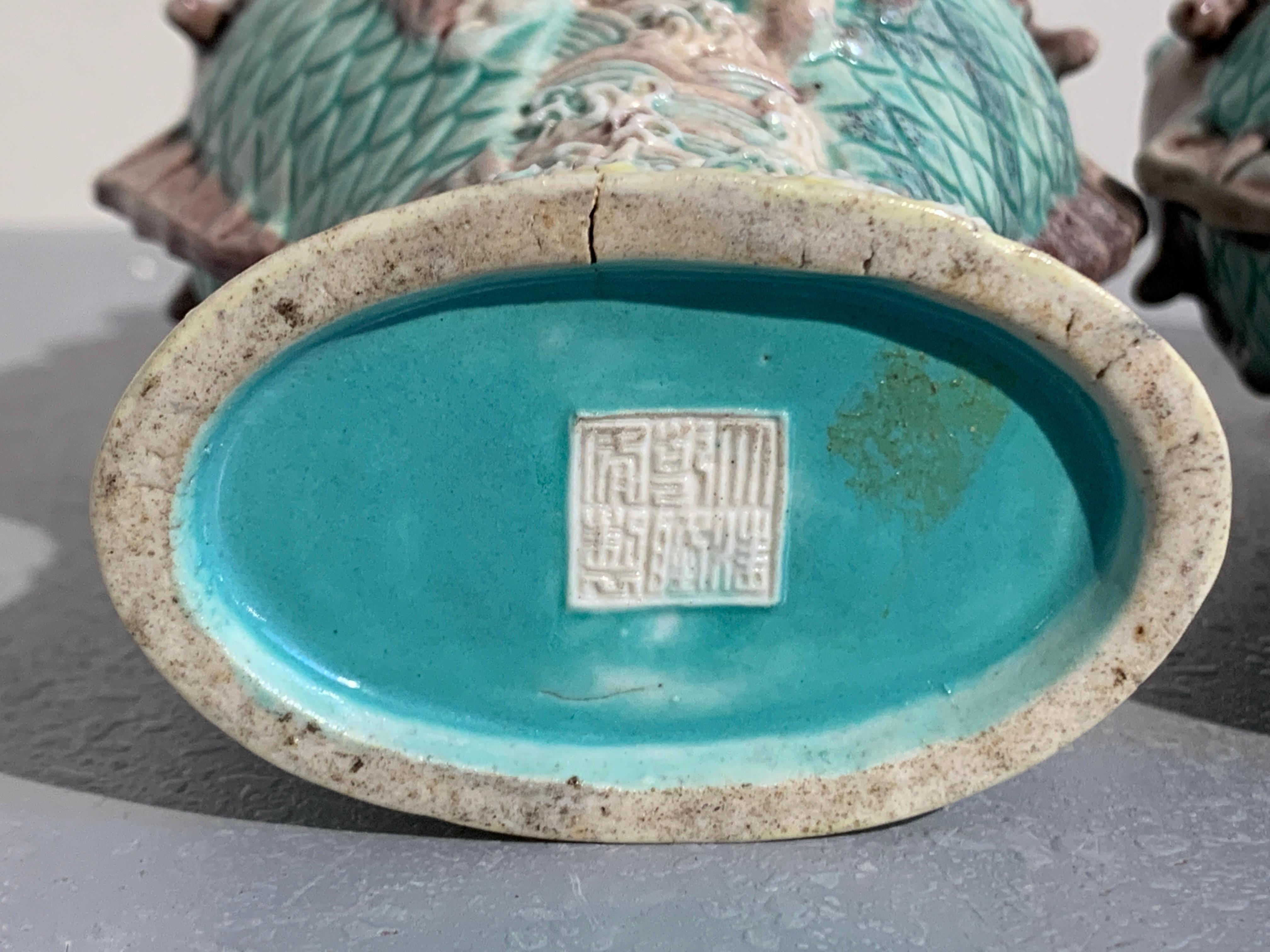 Paar chinesische Drachenfisch-Vase aus glasiertem Porzellan, Qing Dynasty, 19.-20. Jahrhundert im Angebot 3
