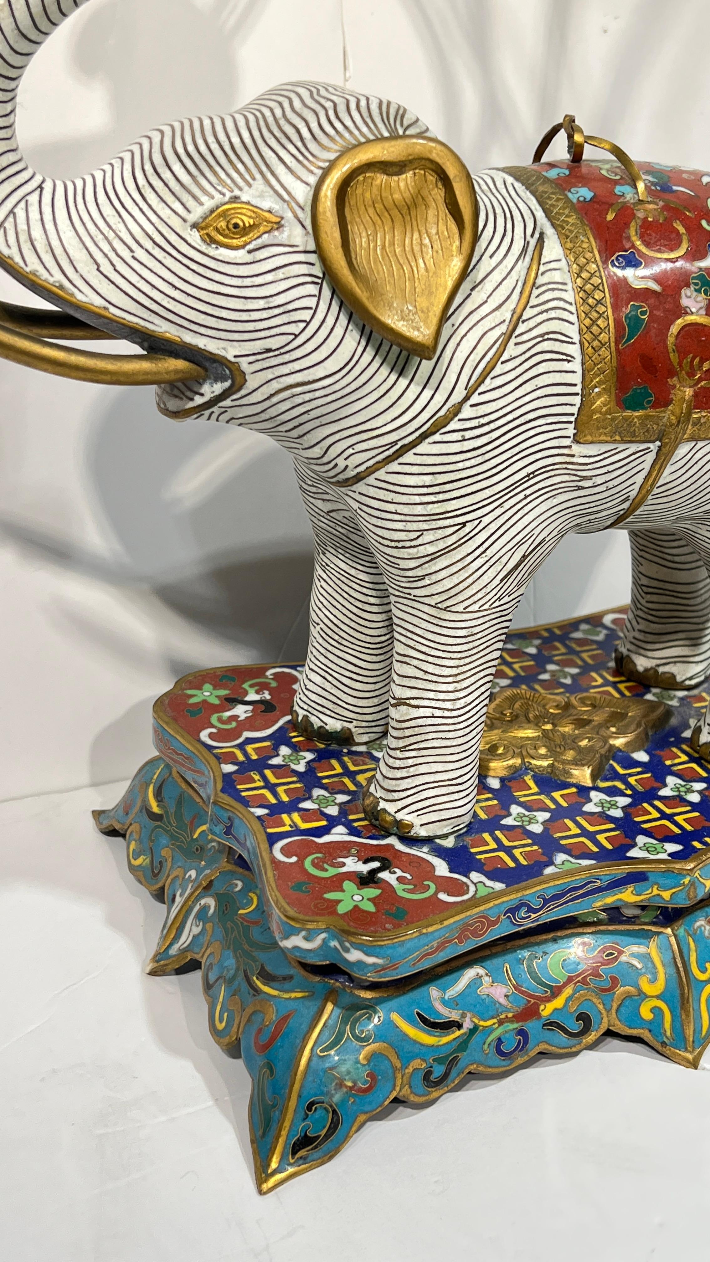 Pareja de candelabros chinos de cloisonné en forma de elefante en venta 3