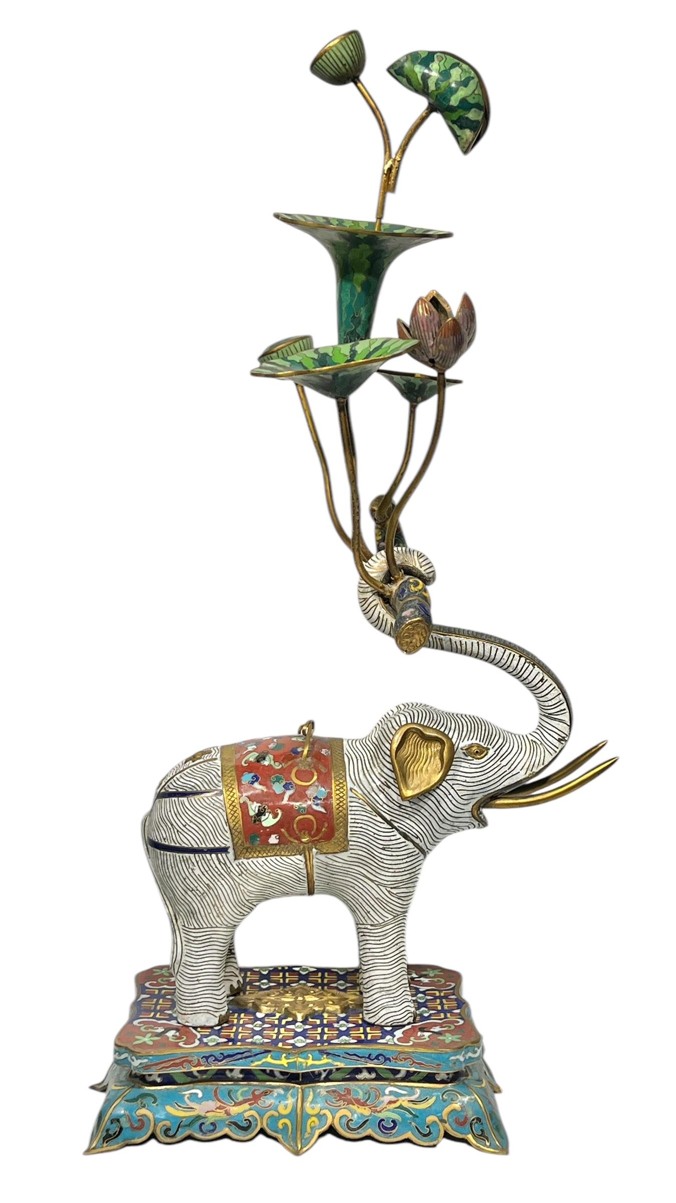 Pareja de candelabros chinos de cloisonné en forma de elefante Chino en venta