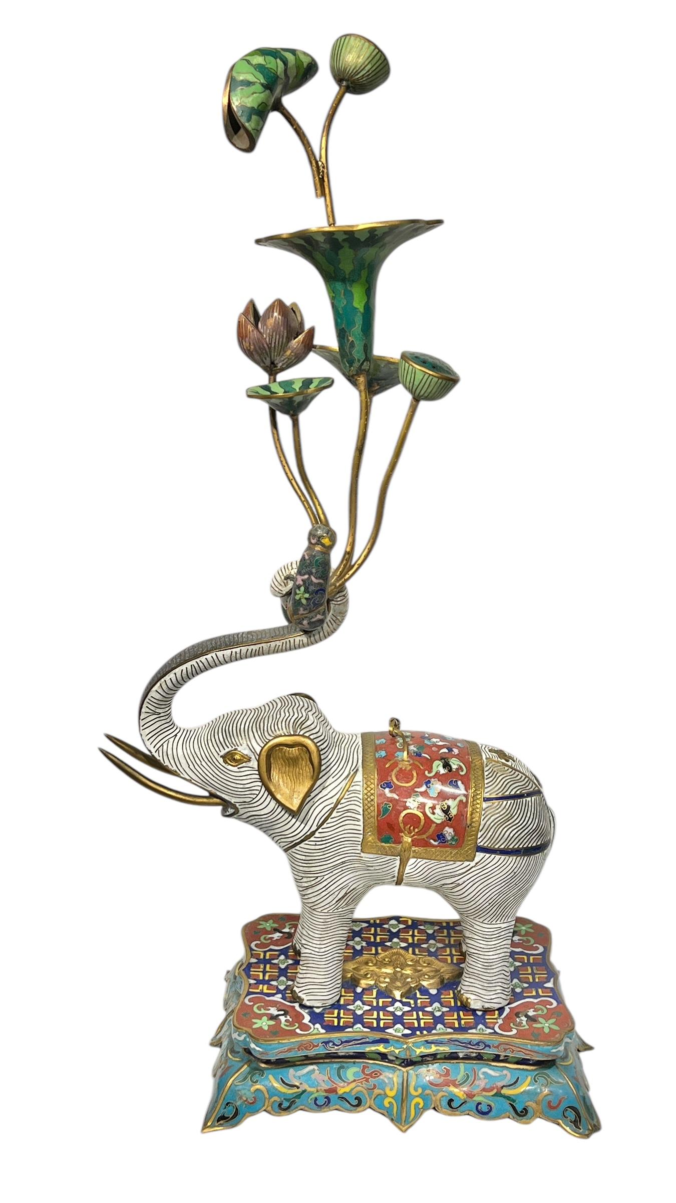 Pareja de candelabros chinos de cloisonné en forma de elefante Esmaltado en venta