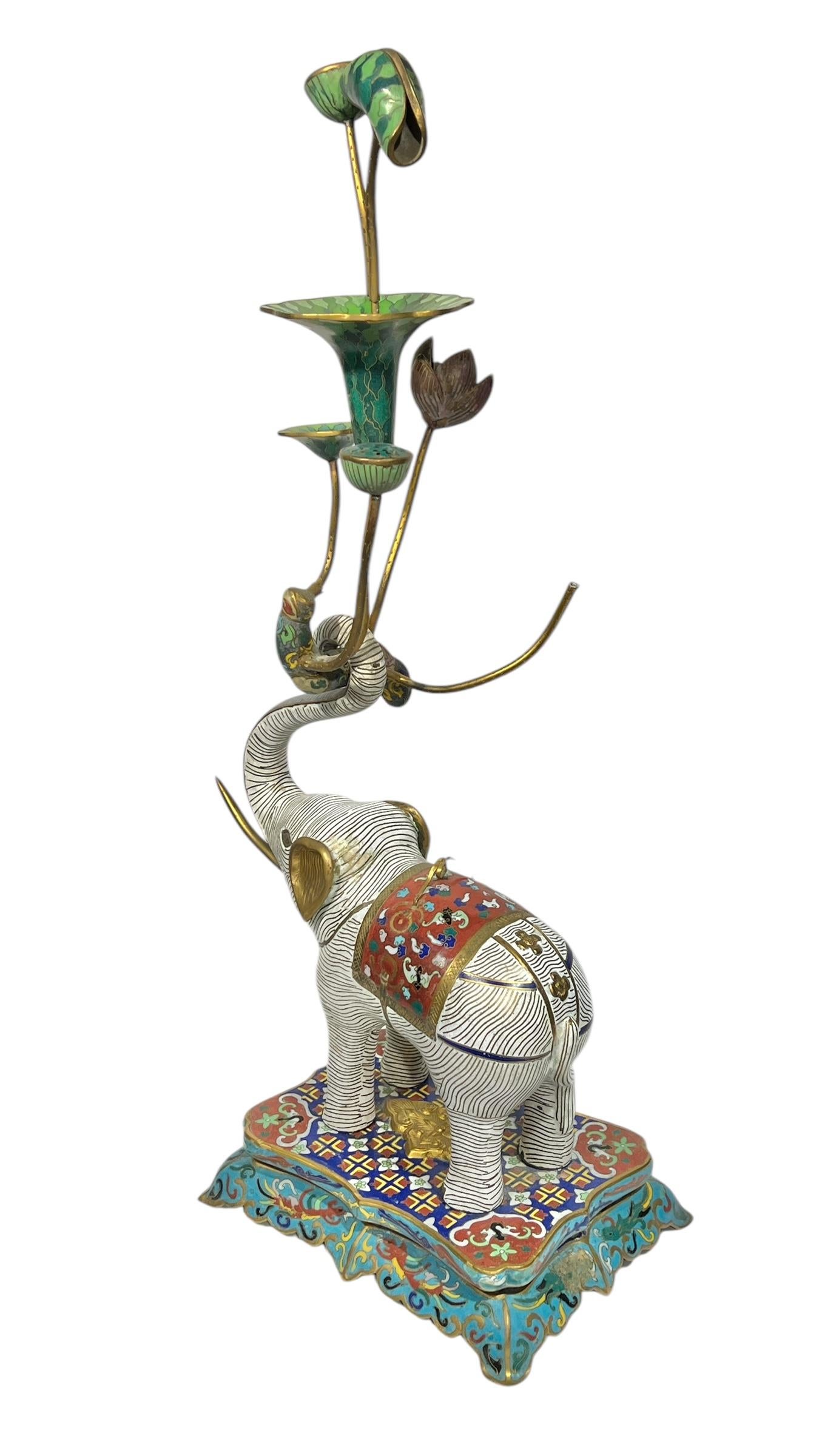 Pareja de candelabros chinos de cloisonné en forma de elefante en Bueno estado para la venta en New York, NY