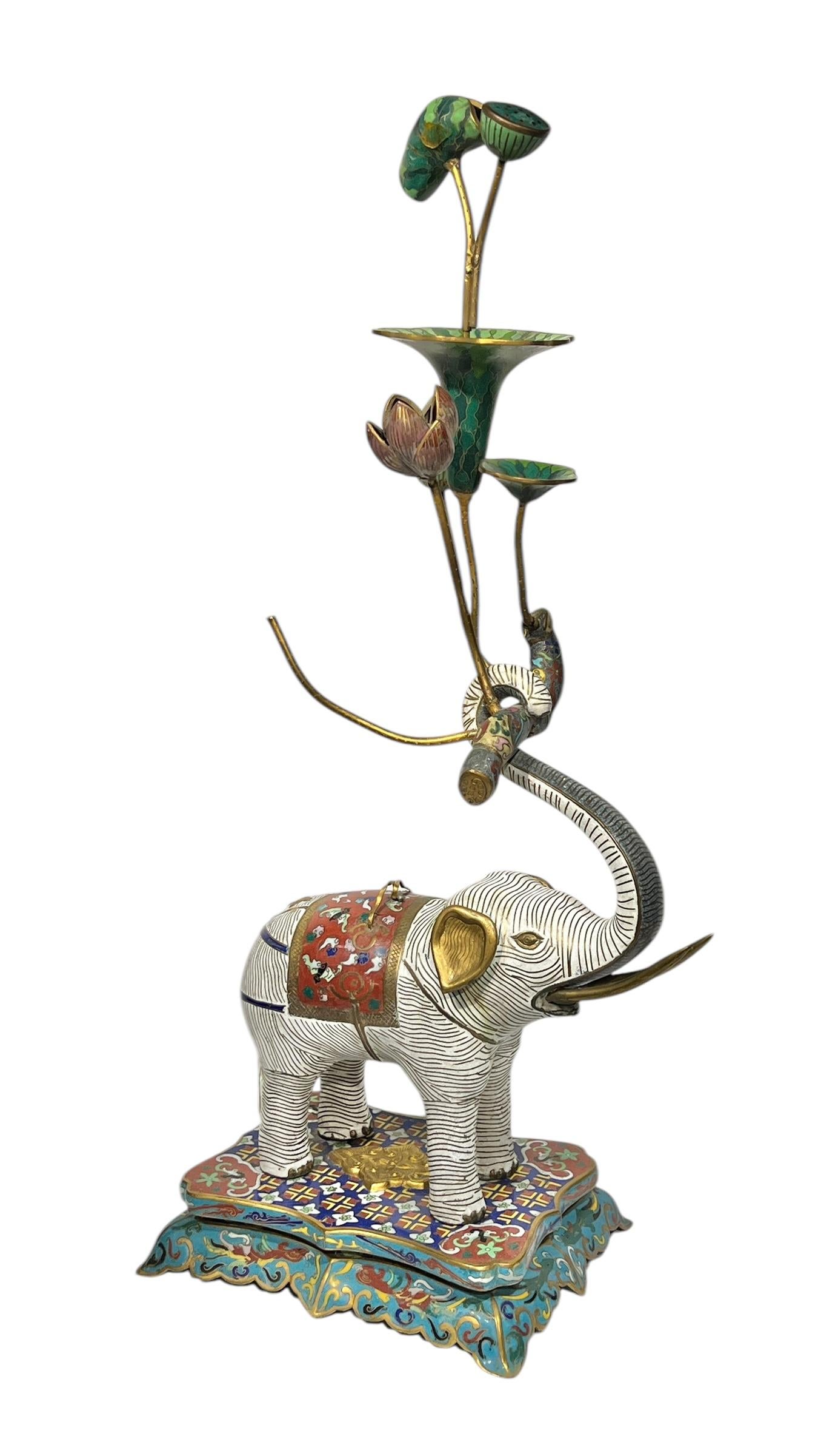 Pareja de candelabros chinos de cloisonné en forma de elefante siglo XX en venta