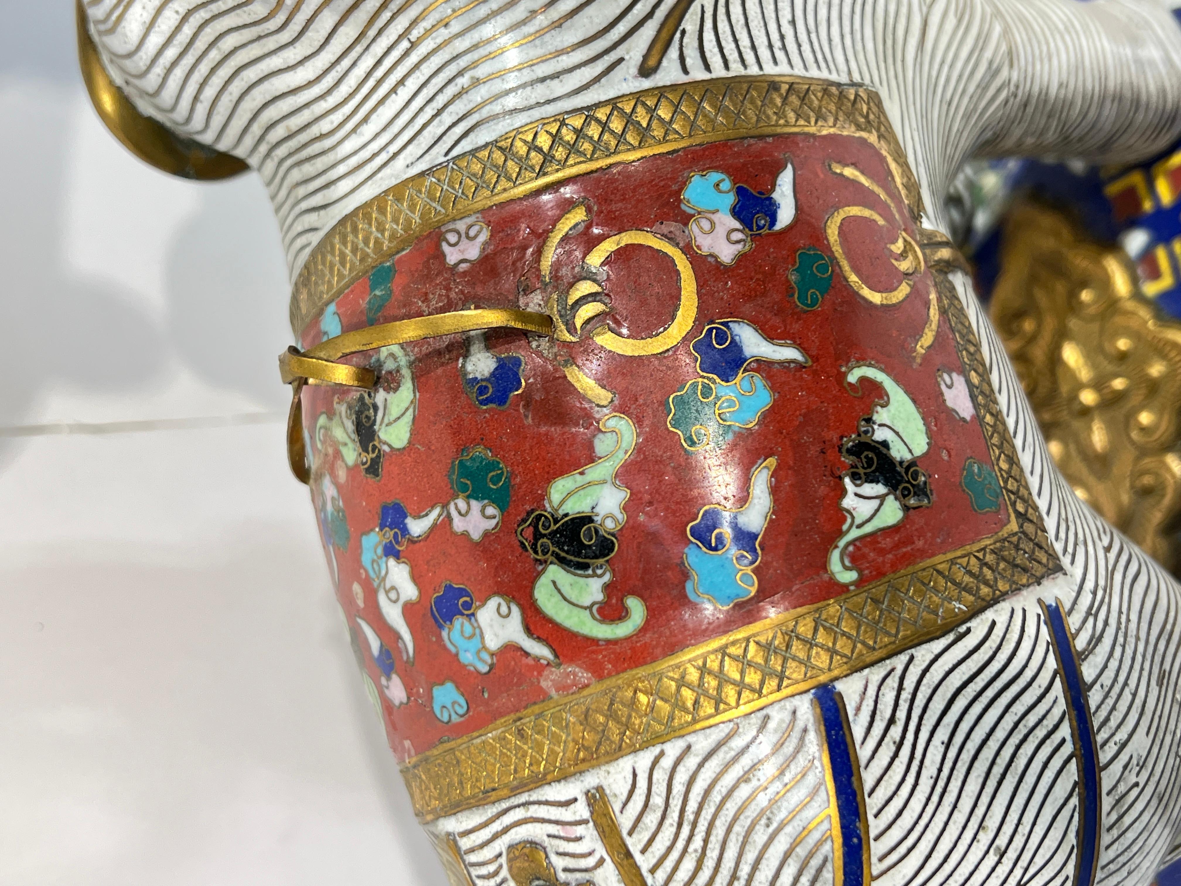 Pareja de candelabros chinos de cloisonné en forma de elefante Metal en venta