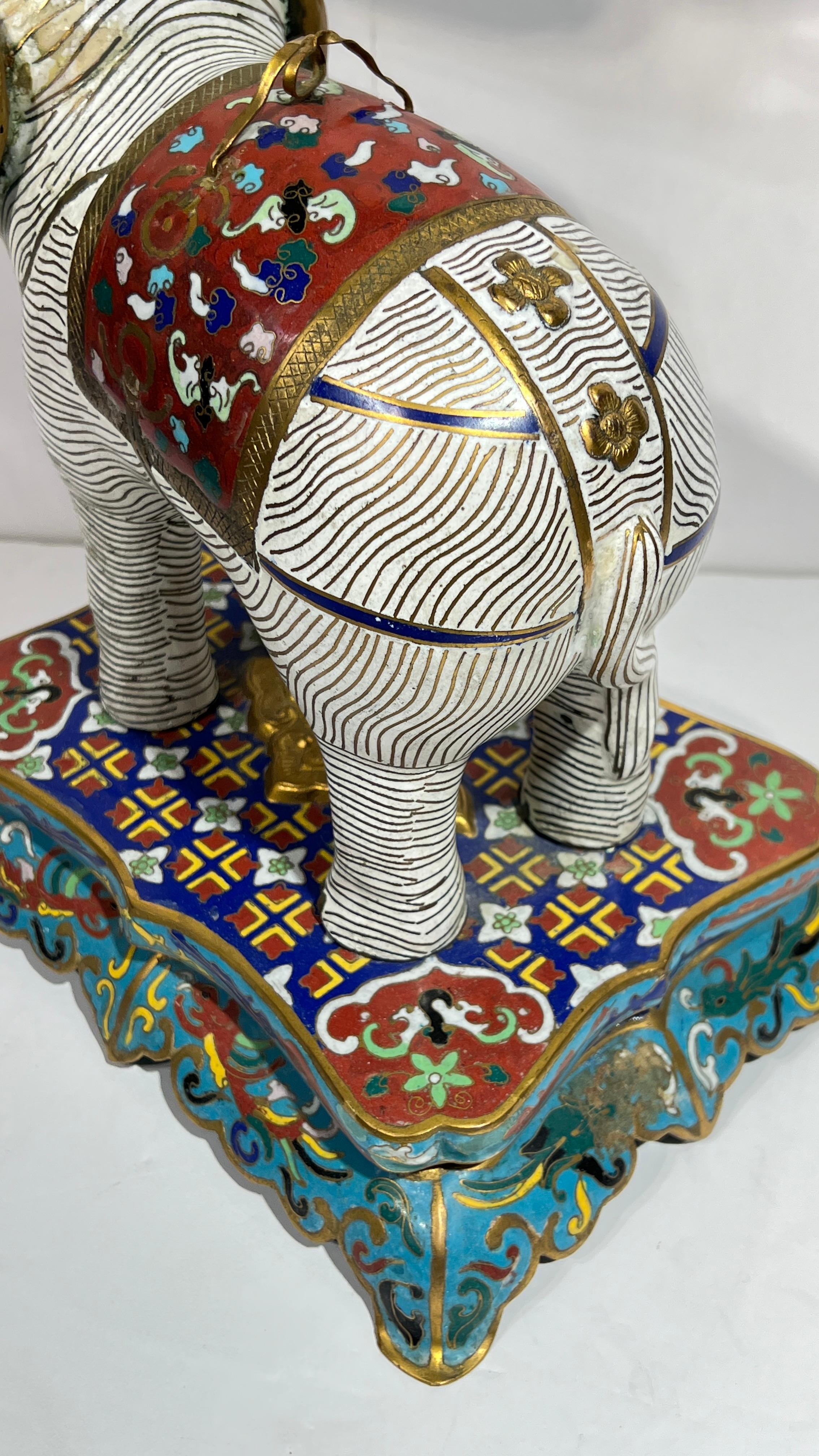 Pareja de candelabros chinos de cloisonné en forma de elefante en venta 2