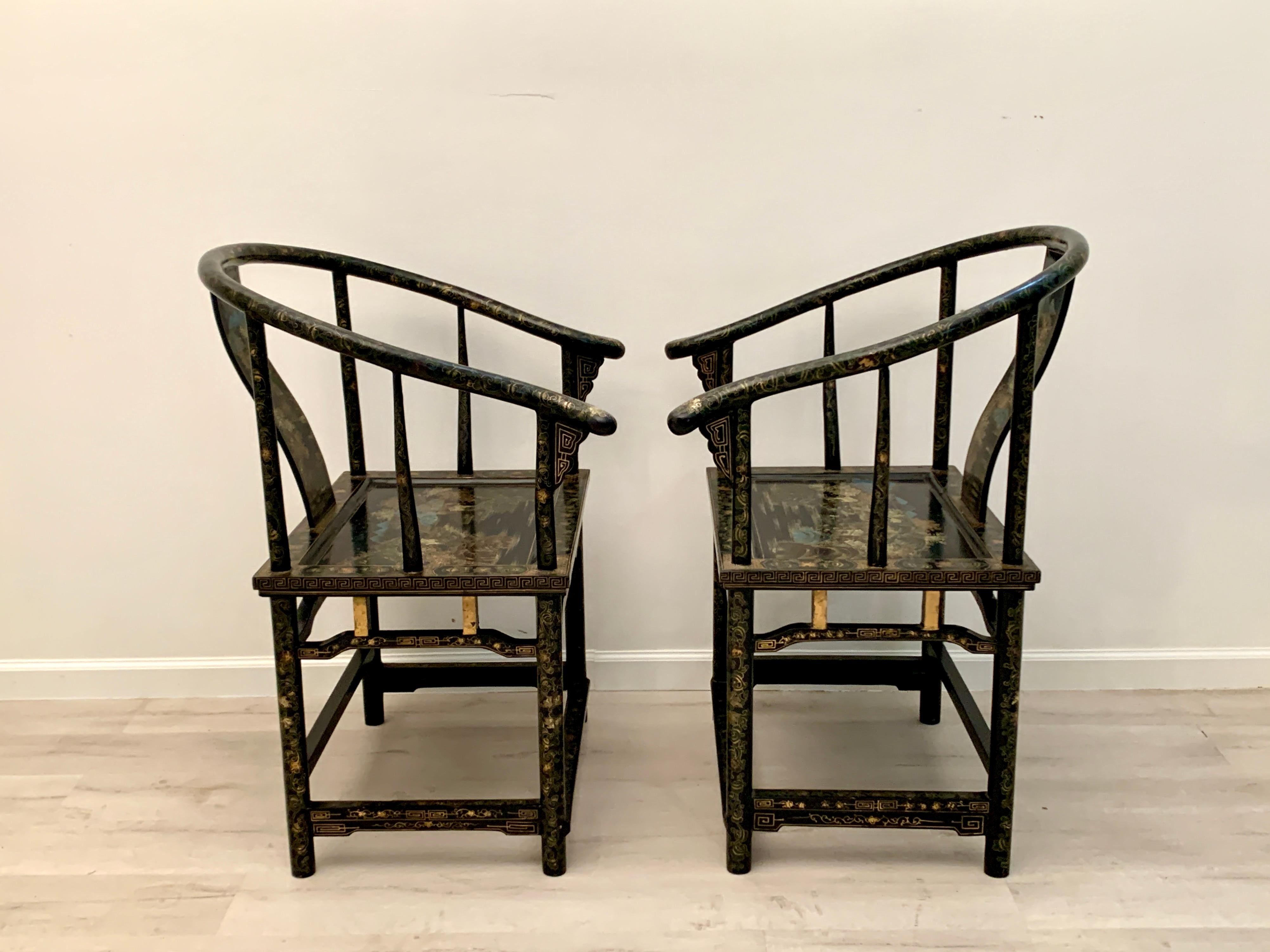 Pair Chinese Export Black Lacquer and Gilt Painted Horseshoe Back Chairs In Good Condition In Austin, TX