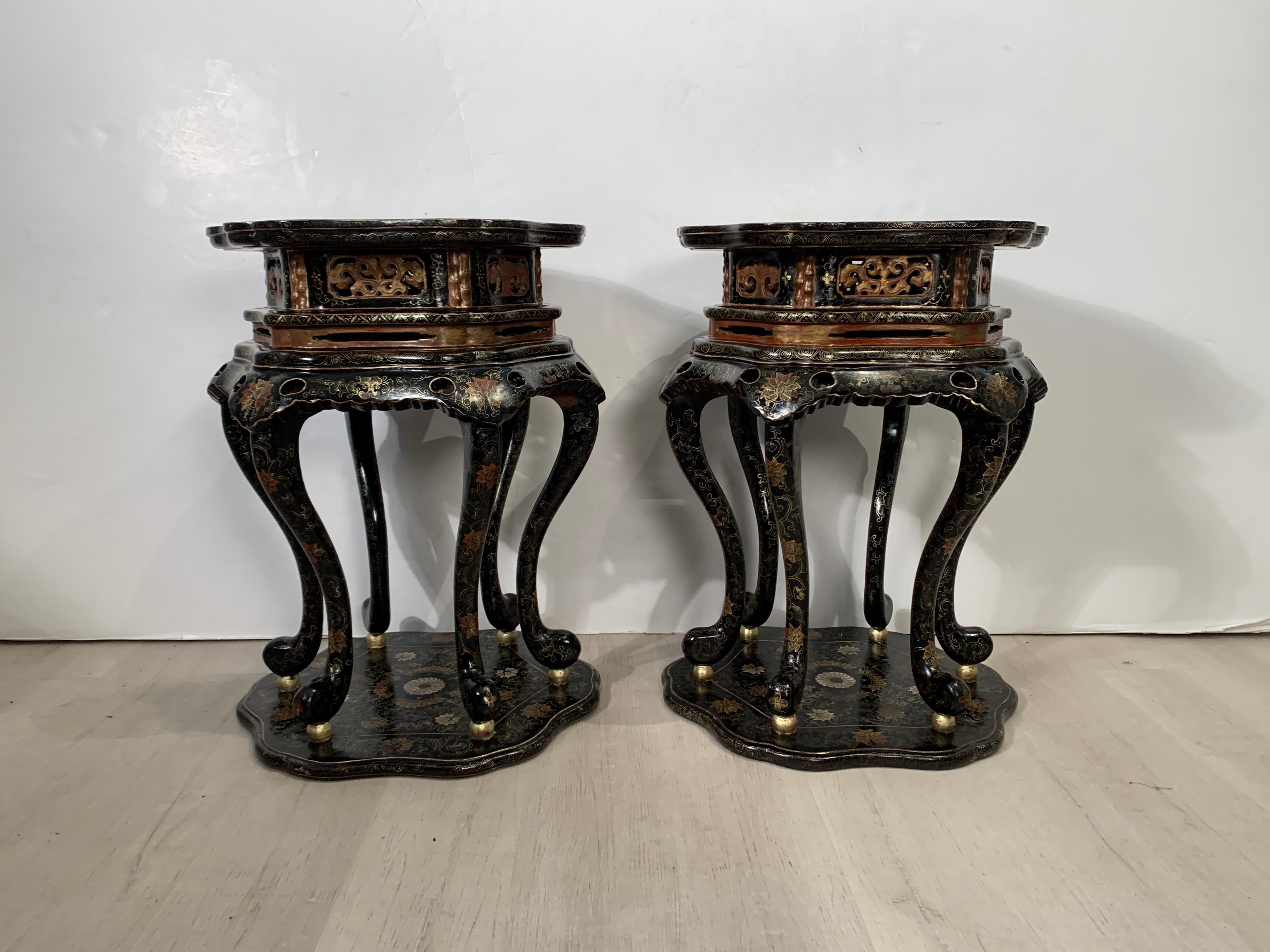 A stunning and elegant pair of vintage Chinese export black lacquer tall side tables with gilt and polychrome decoration, mid 20th century, Southern China or Hong Kong. 

The tall side tables are modeled after traditional Chinese incense stands,