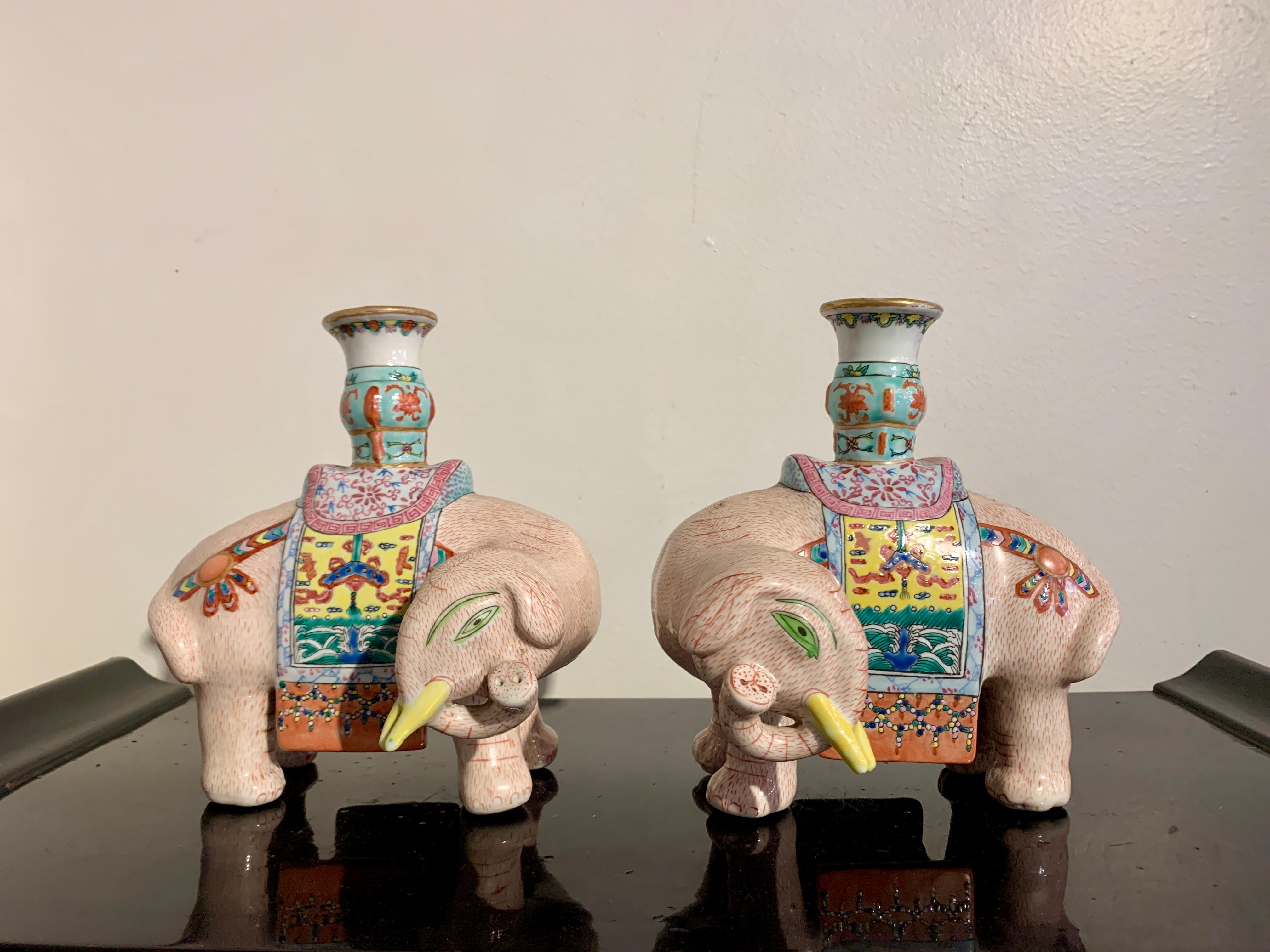 Paire de bougeoirs d'éléphant émaillés Famille Rose d'exportation chinoise, début du 20e siècle en vente 2