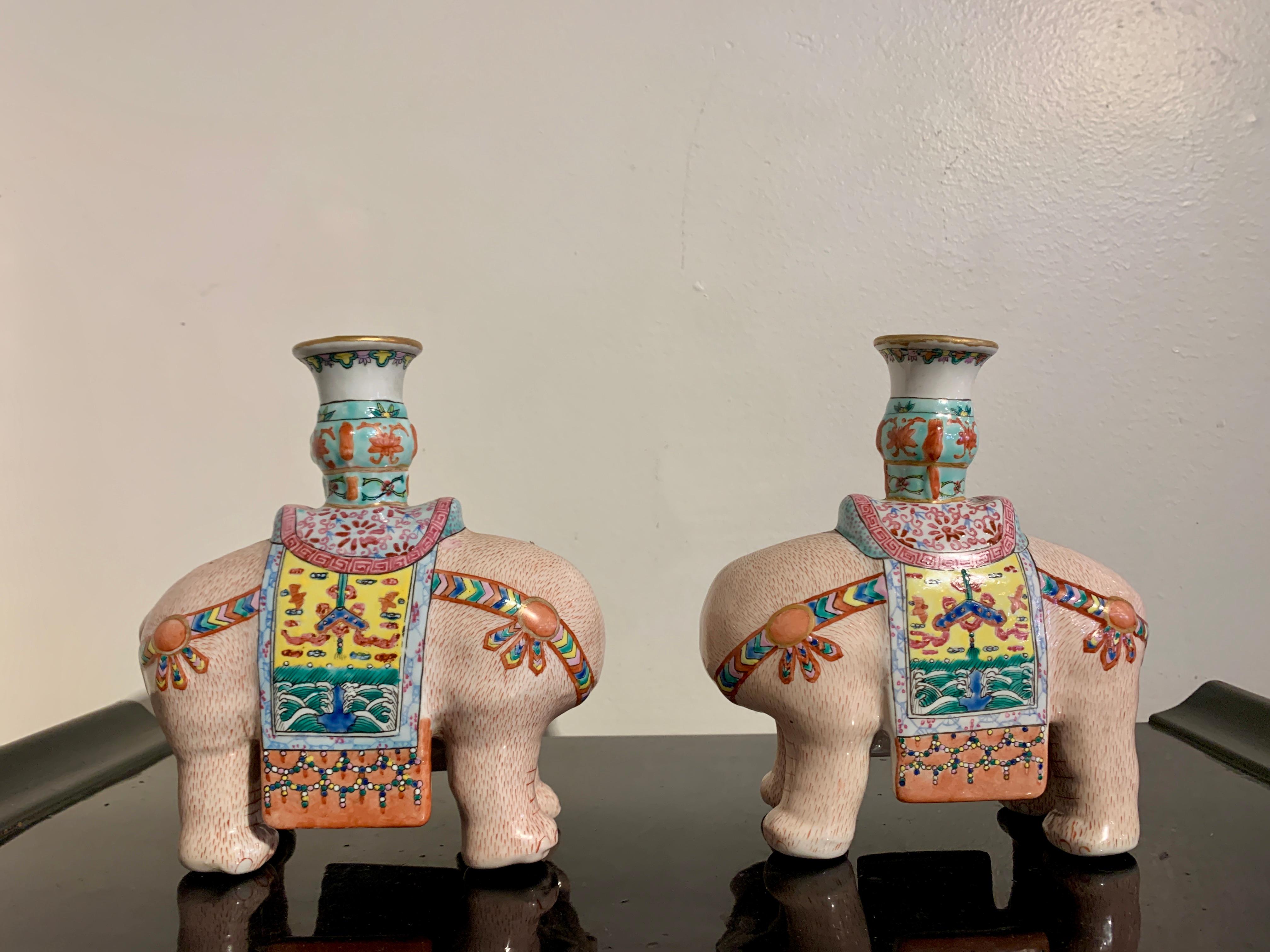 Chinois Paire de bougeoirs d'éléphant émaillés Famille Rose d'exportation chinoise, début du 20e siècle en vente
