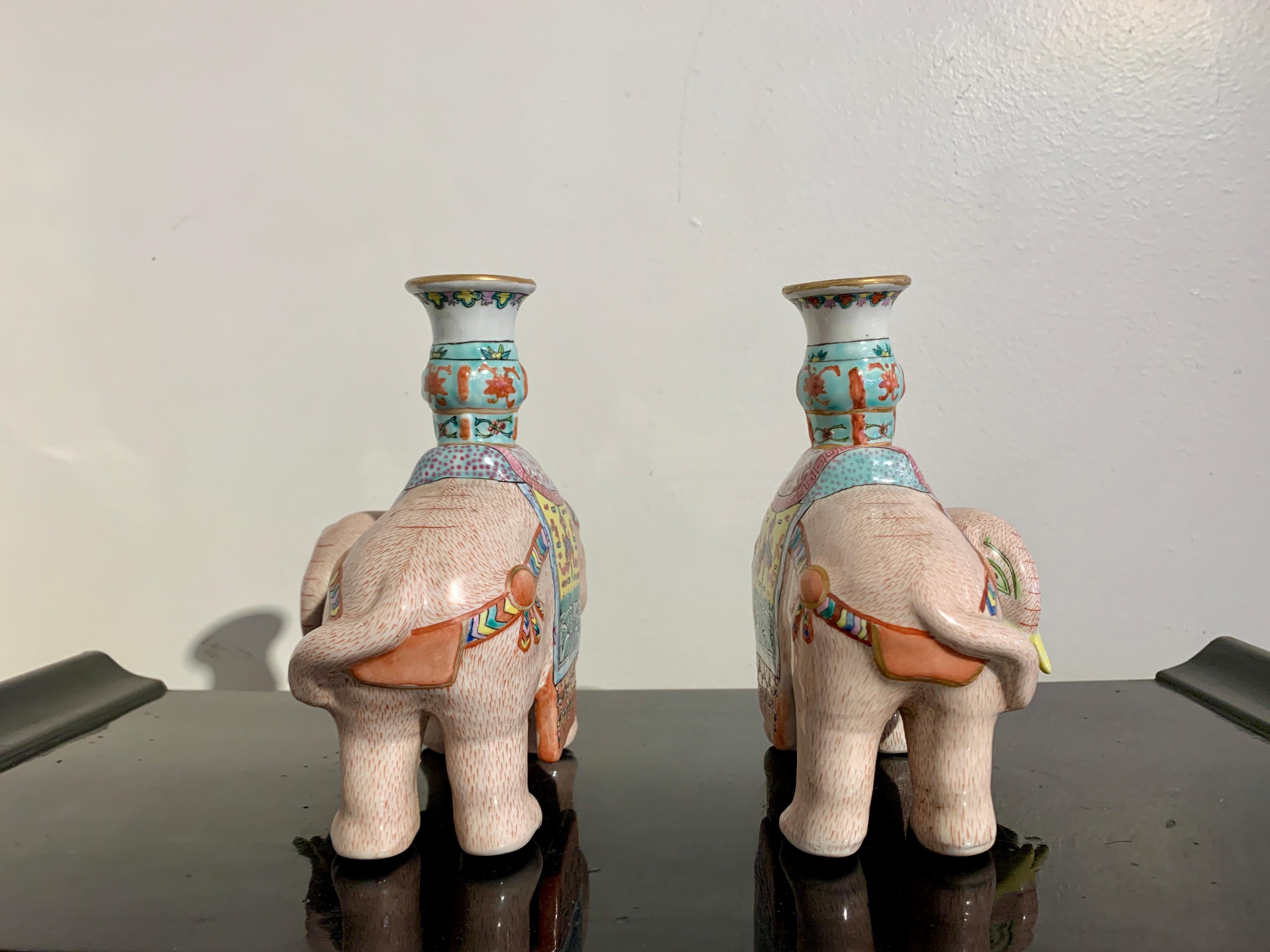 Émaillé Paire de bougeoirs d'éléphant émaillés Famille Rose d'exportation chinoise, début du 20e siècle en vente