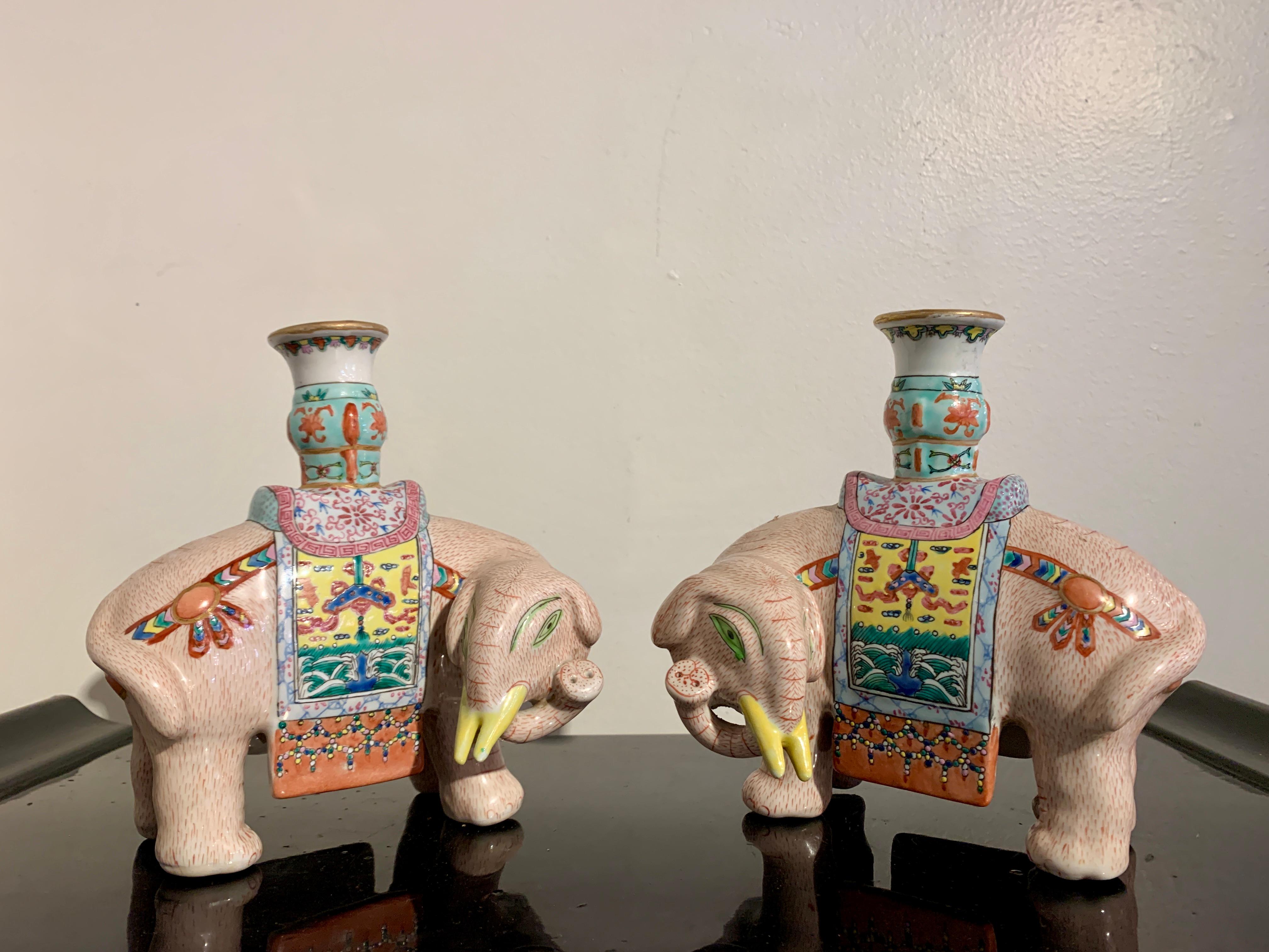 Porcelaine Paire de bougeoirs d'éléphant émaillés Famille Rose d'exportation chinoise, début du 20e siècle en vente