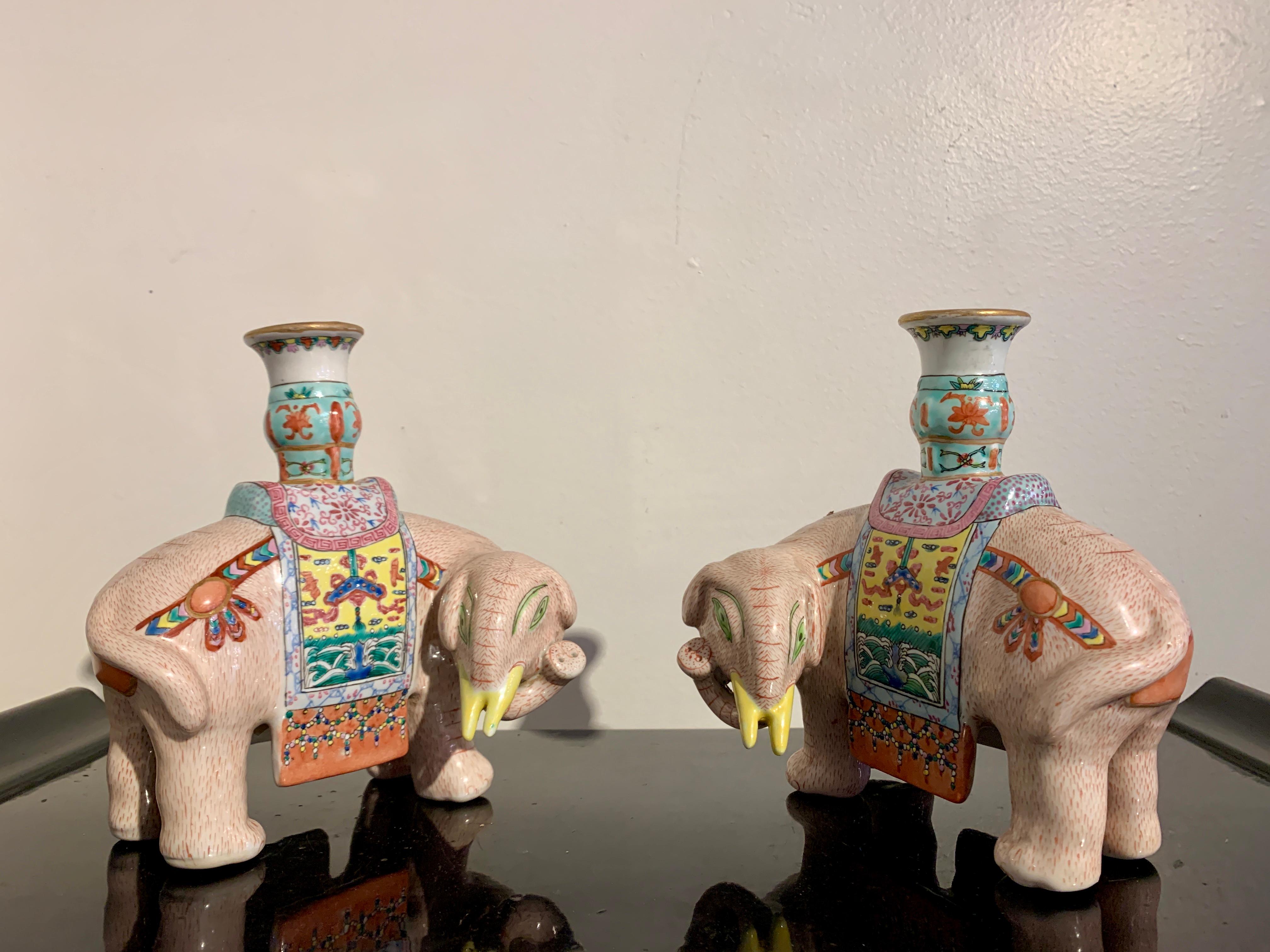 Paire de bougeoirs d'éléphant émaillés Famille Rose d'exportation chinoise, début du 20e siècle en vente 1