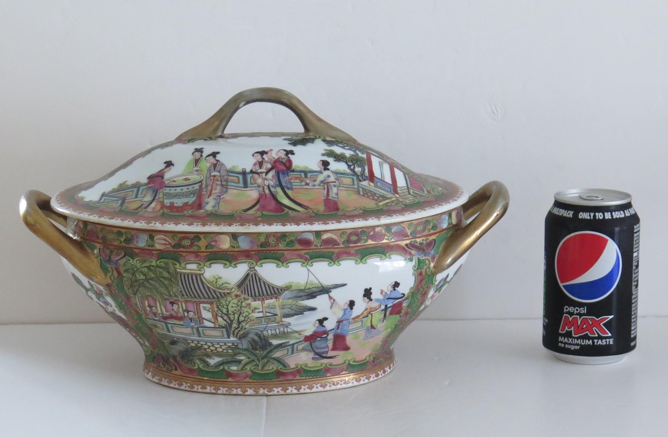 PAIR Chinese Export Large Tureens Porcelain Famille Rose hand Painted, Ca 1925 For Sale 15