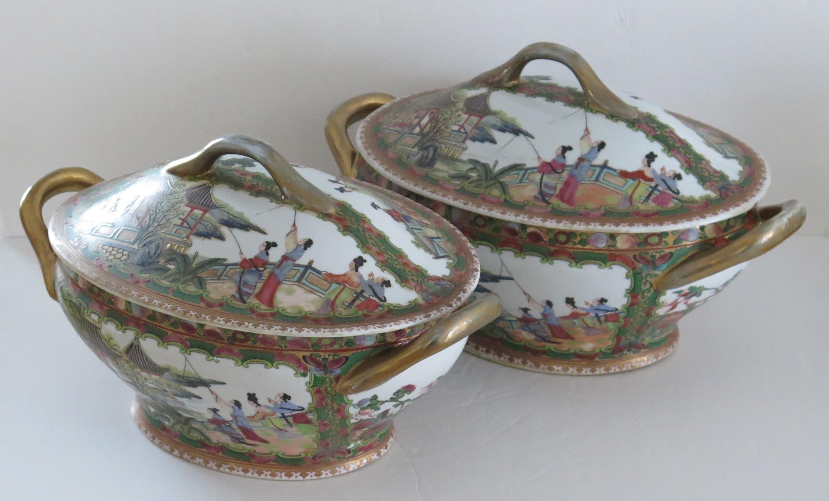 PAIR Chinese Export Large Tureens Porcelain Famille Rose hand Painted, Ca 1925 In Good Condition For Sale In Lincoln, Lincolnshire