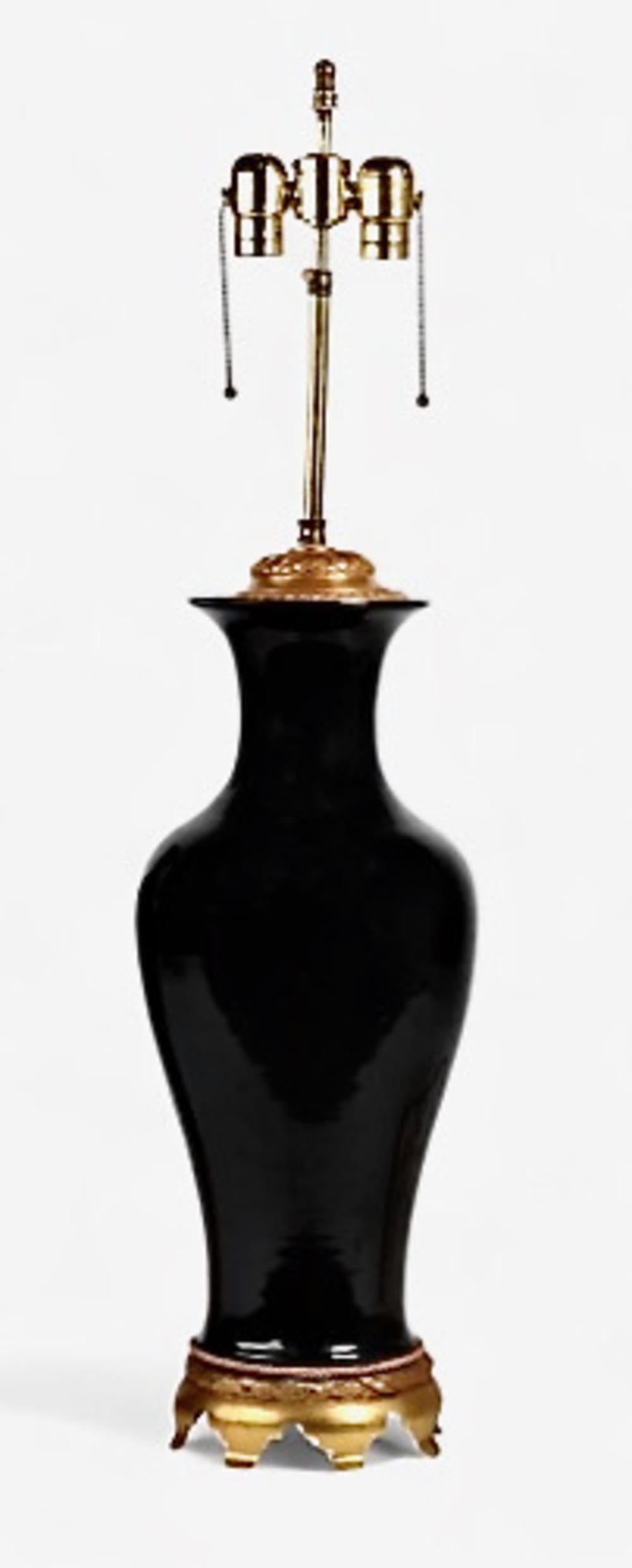 Se trata de un par muy bueno de Jarrones negros con espejo de exportación chinos que se han colocado como lámparas. Los jarrones negros se han combinado con soportes de bronce dorado y accesorios eléctricos de la más alta calidad. La porcelana está