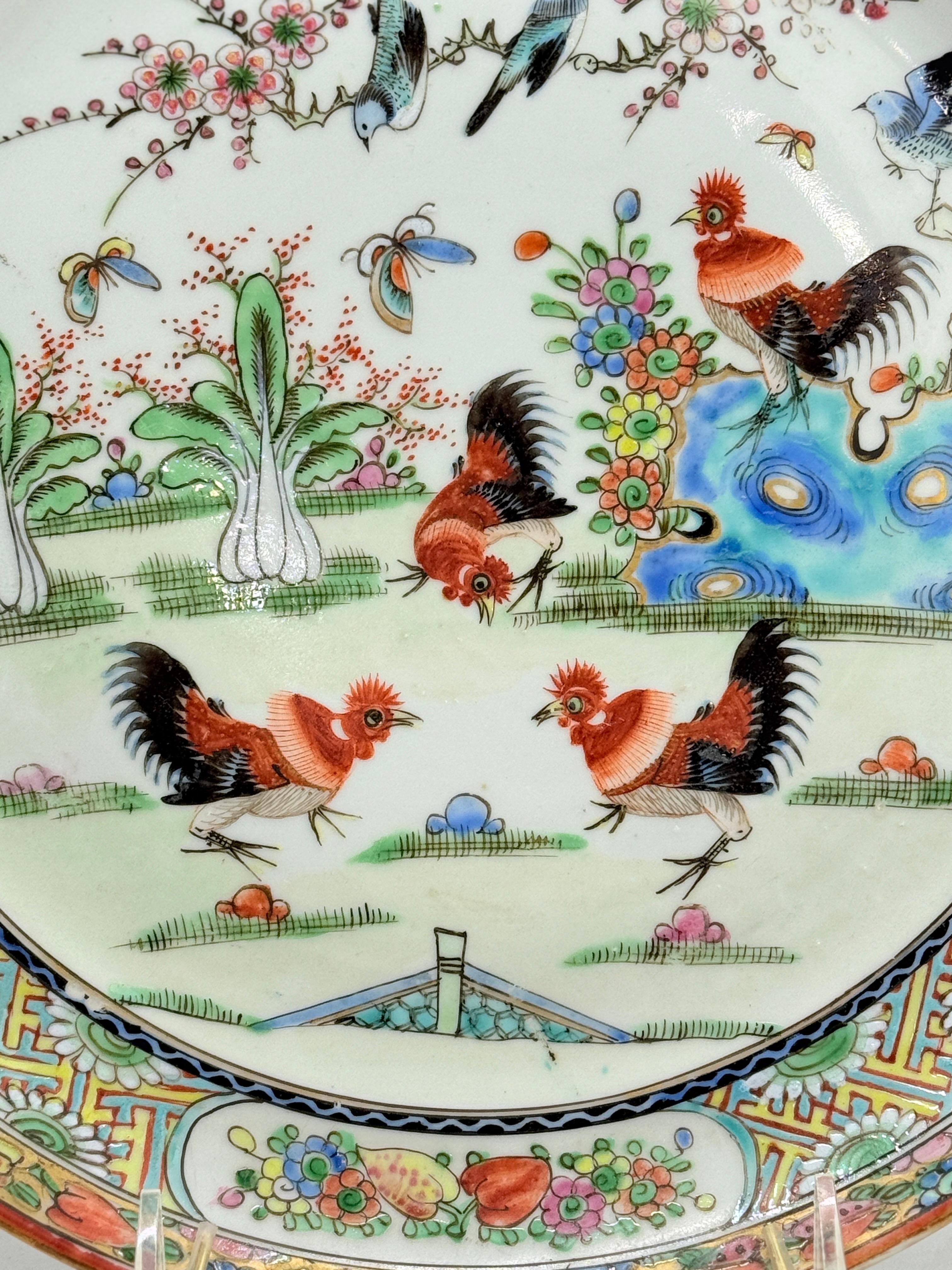 Coppia di piatti da portata in porcellana d'esportazione cinese con decorazioni a forma di gallo Famille Rose In condizioni buone in vendita a Atlanta, GA