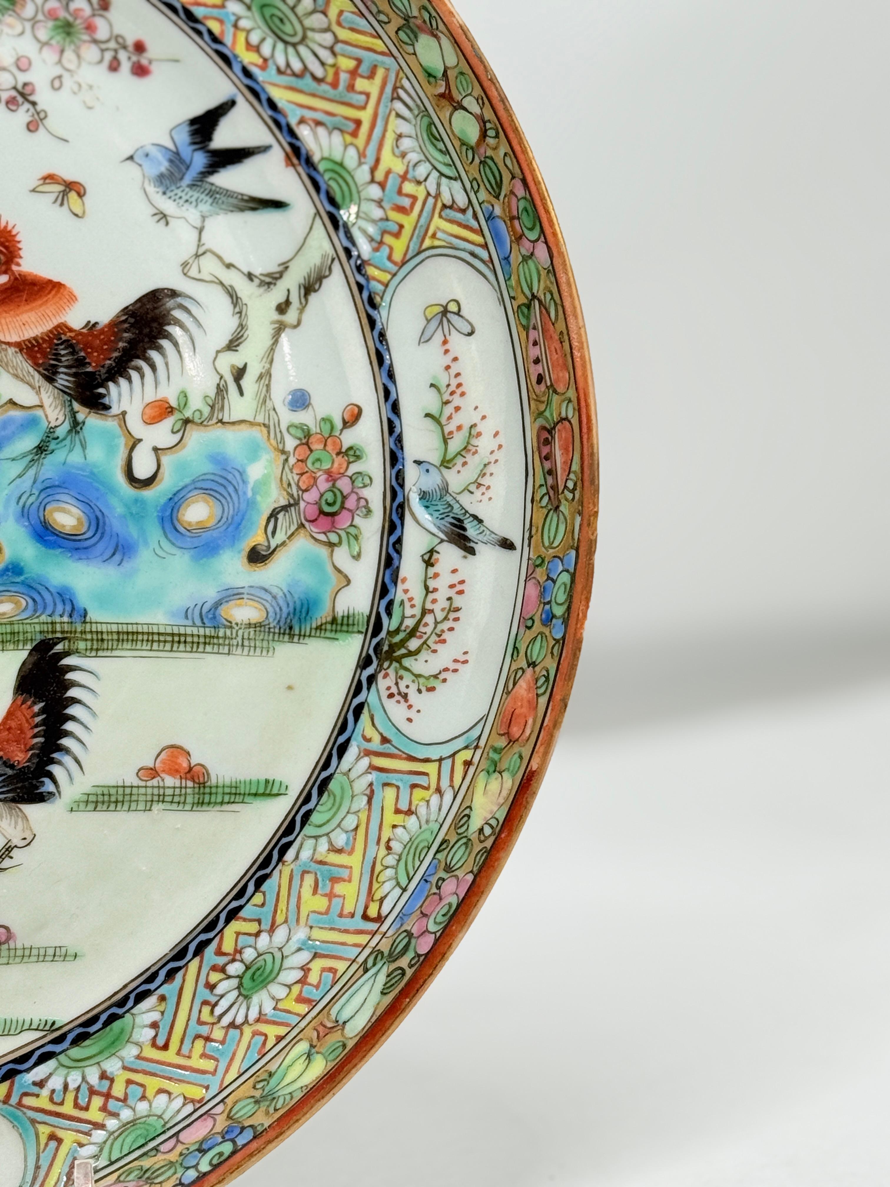 XIX secolo Coppia di piatti da portata in porcellana d'esportazione cinese con decorazioni a forma di gallo Famille Rose in vendita