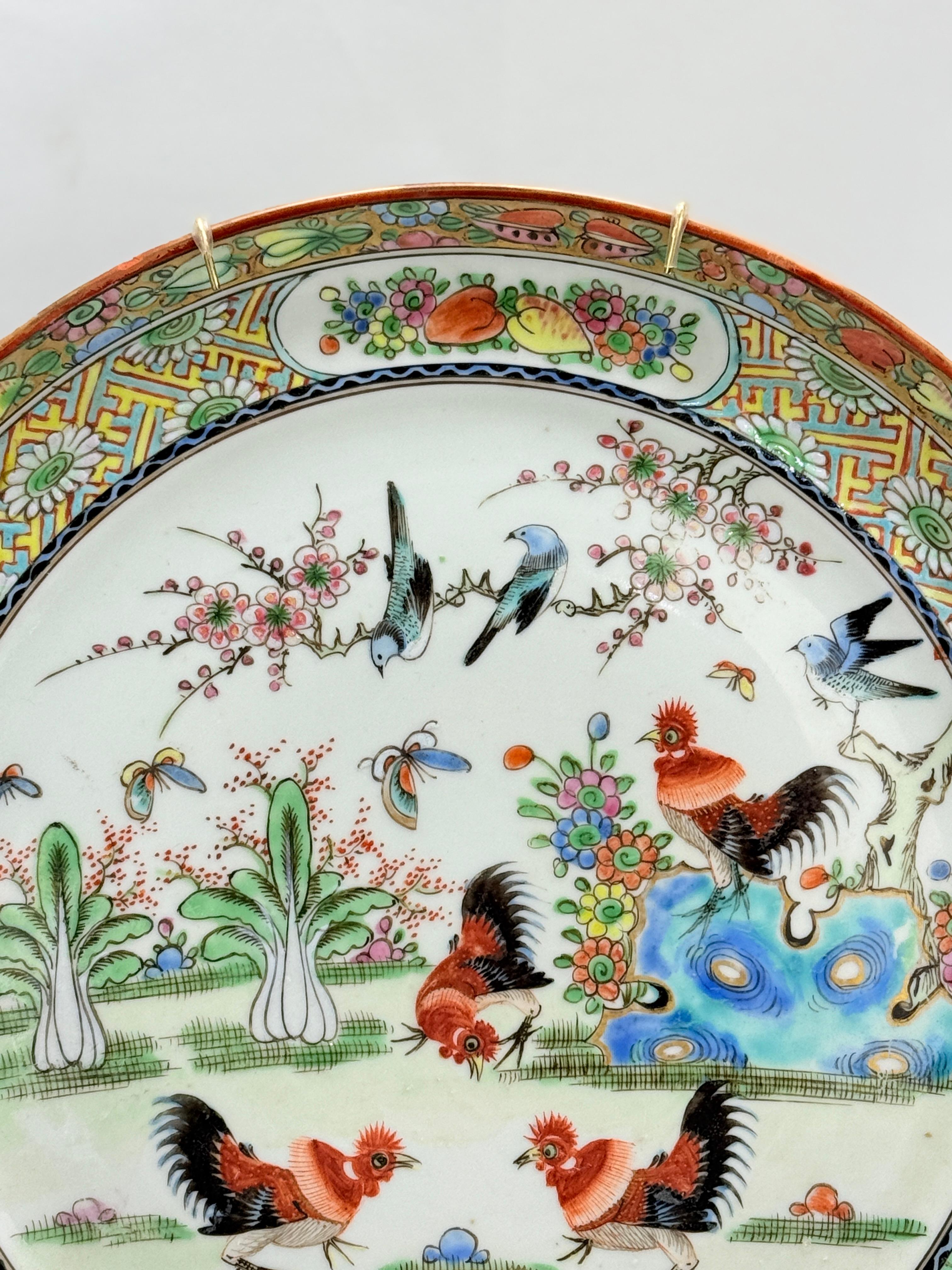 Smalto Coppia di piatti da portata in porcellana d'esportazione cinese con decorazioni a forma di gallo Famille Rose in vendita