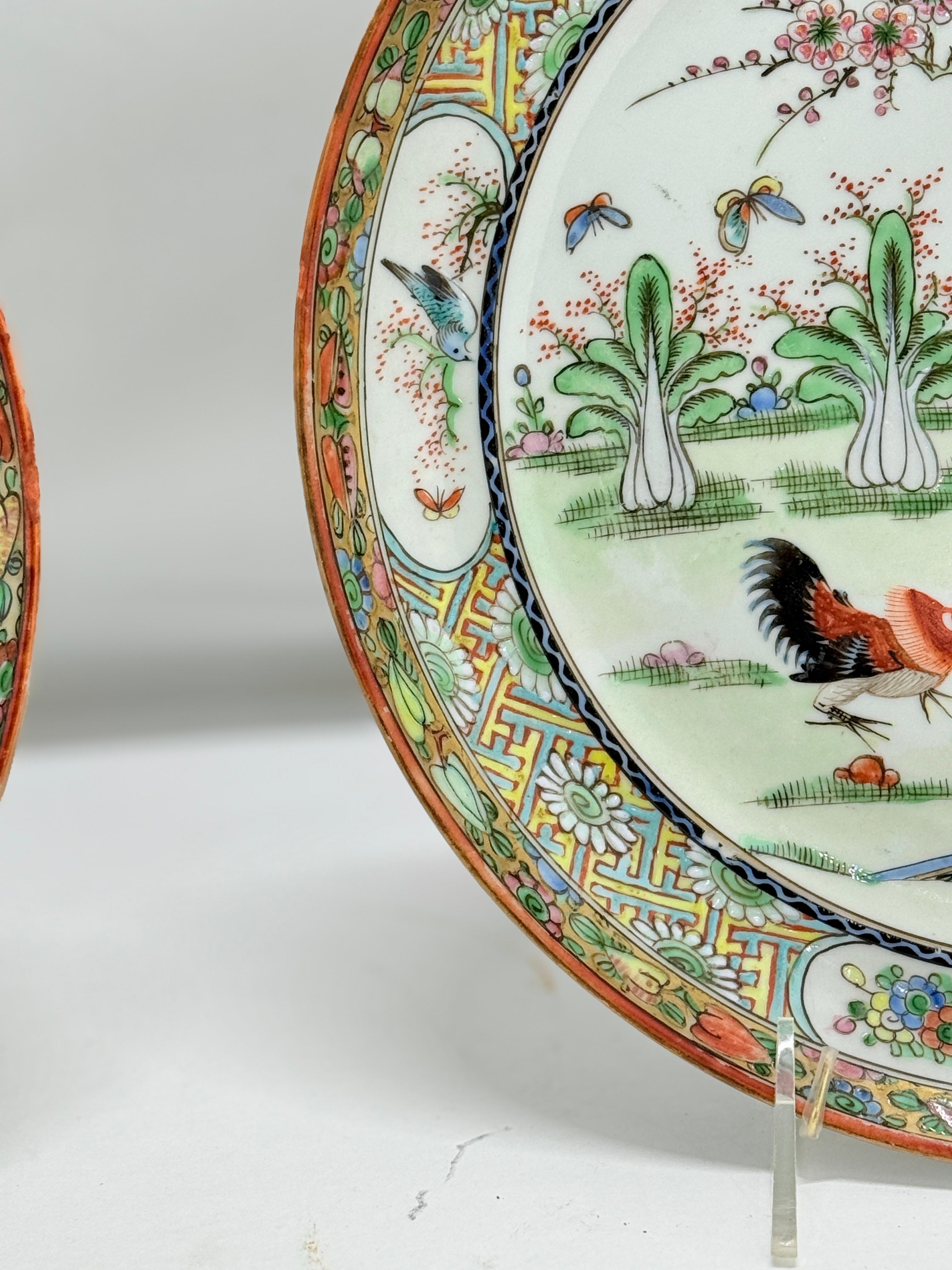 Coppia di piatti da portata in porcellana d'esportazione cinese con decorazioni a forma di gallo Famille Rose in vendita 1