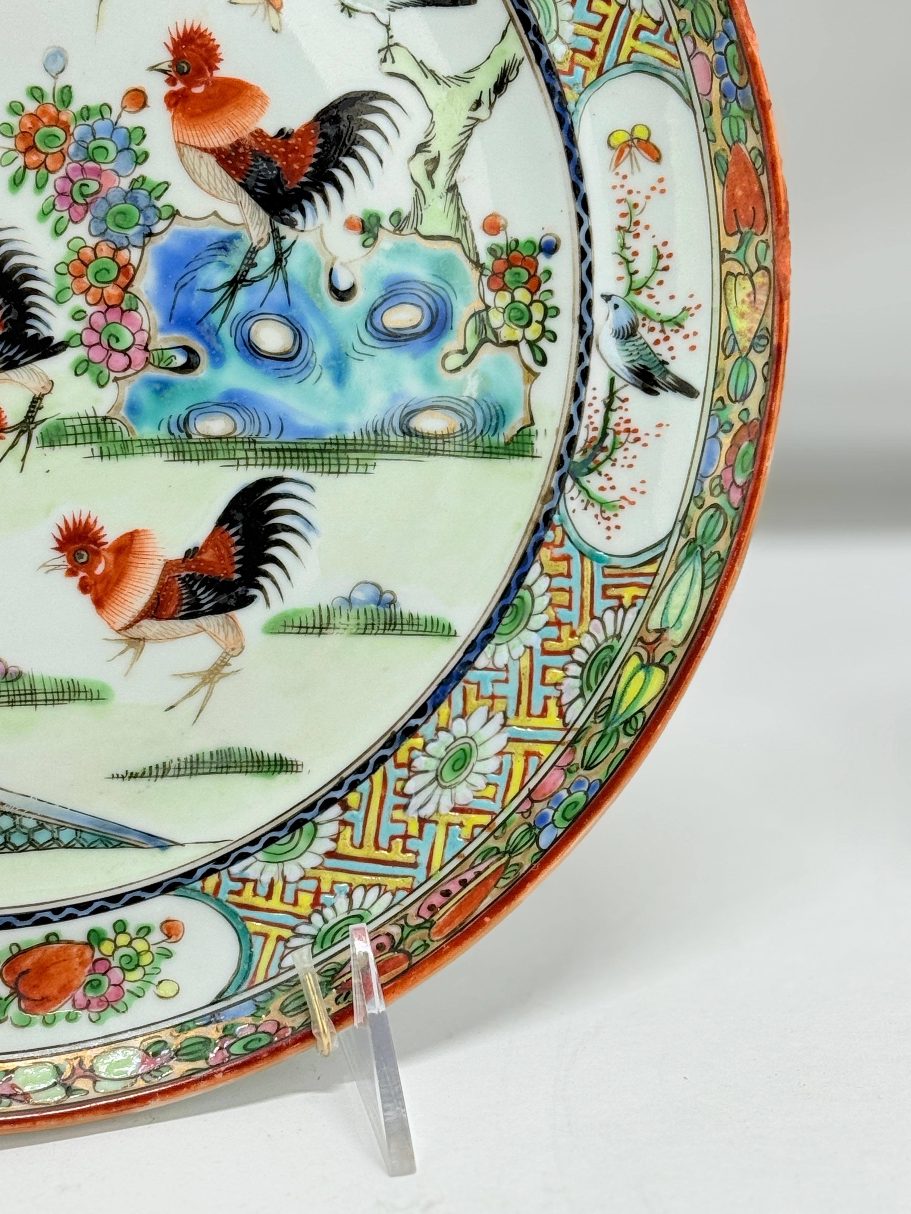 Coppia di piatti da portata in porcellana d'esportazione cinese con decorazioni a forma di gallo Famille Rose in vendita 2