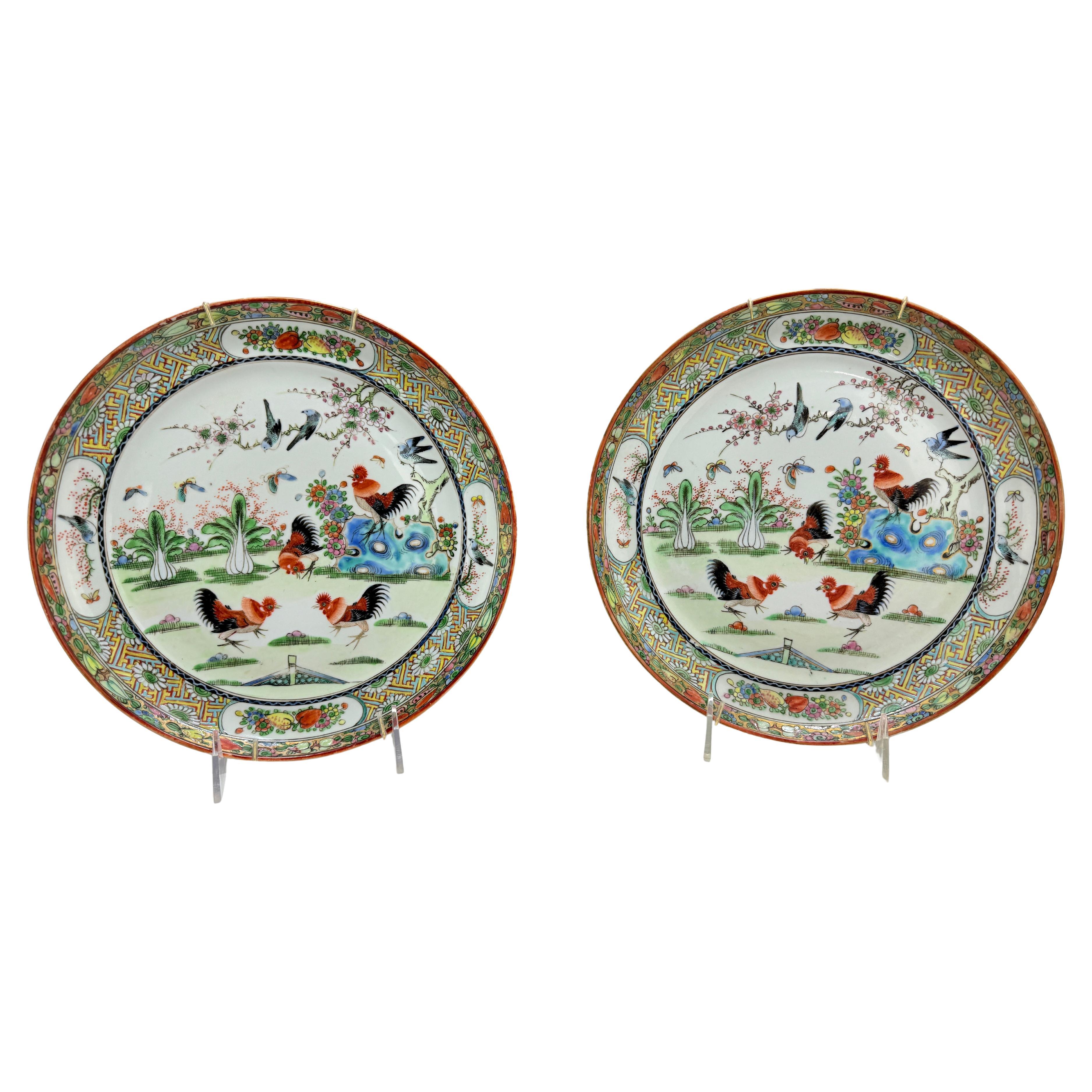 Coppia di piatti da portata in porcellana d'esportazione cinese con decorazioni a forma di gallo Famille Rose in vendita