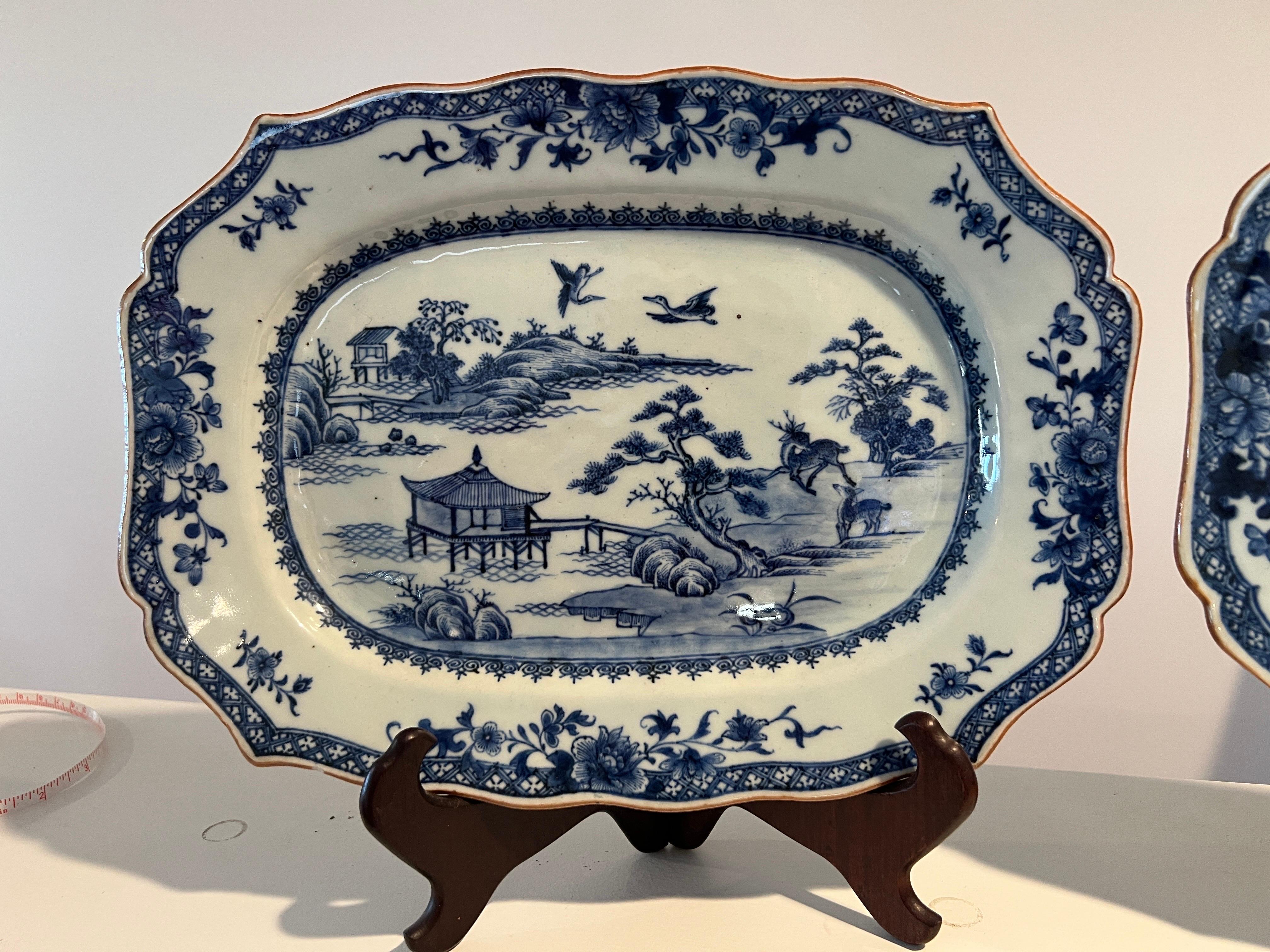 Chinese export, Qing Period (1644-1795) and Qianlong Dynasty (1735-1796), circa 1770. 

A matched pair of period Chinese Export porcelain platters or serving dishes with a fine quality blue and white underglaze and brown edges. The exterior rim of