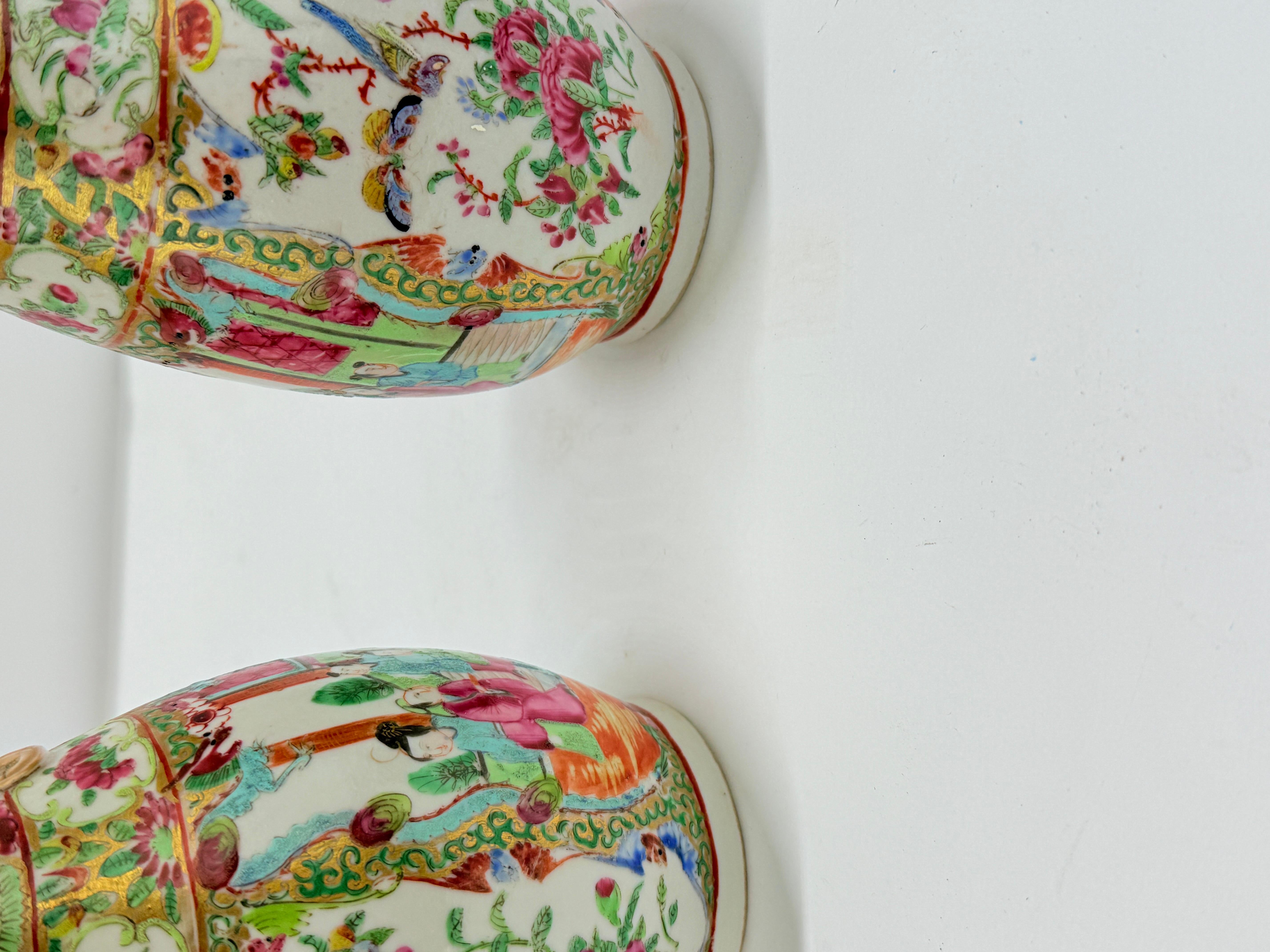Pareja, jarrones de porcelana con medallón rosa de exportación china y asas de dragón doradas en venta 3