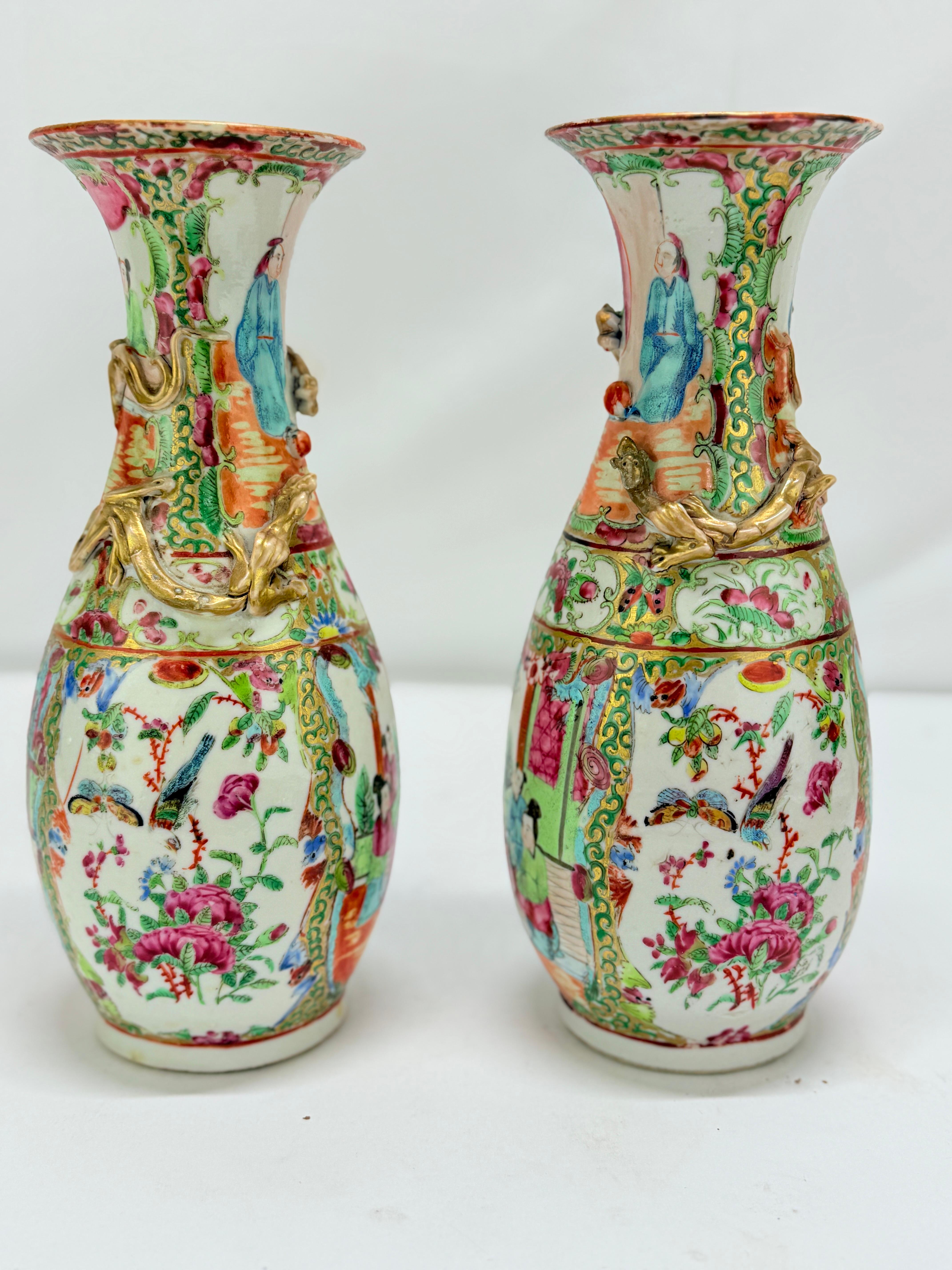 Pareja, jarrones de porcelana con medallón rosa de exportación china y asas de dragón doradas Exportación china en venta