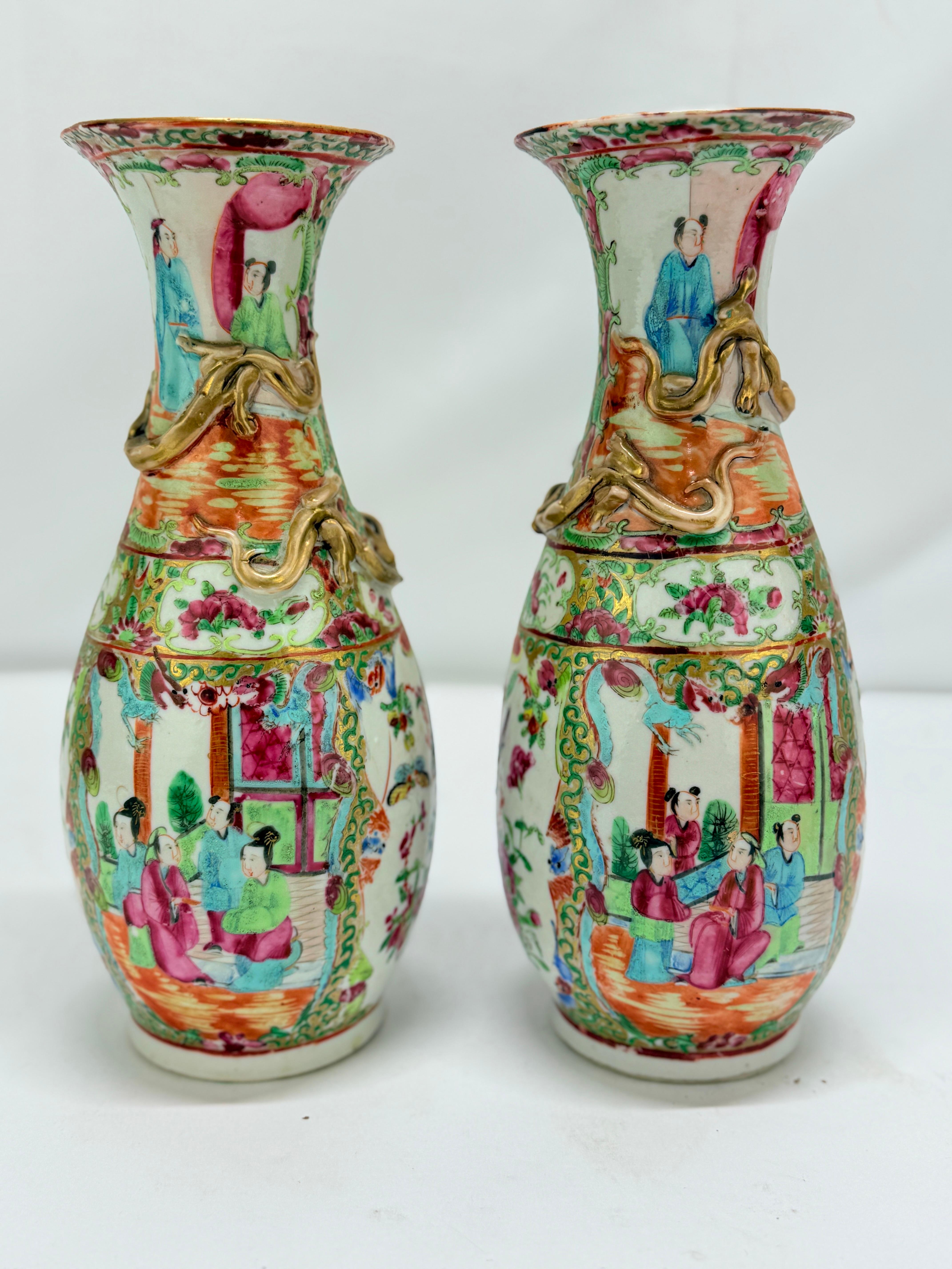 Pareja, jarrones de porcelana con medallón rosa de exportación china y asas de dragón doradas Chino en venta