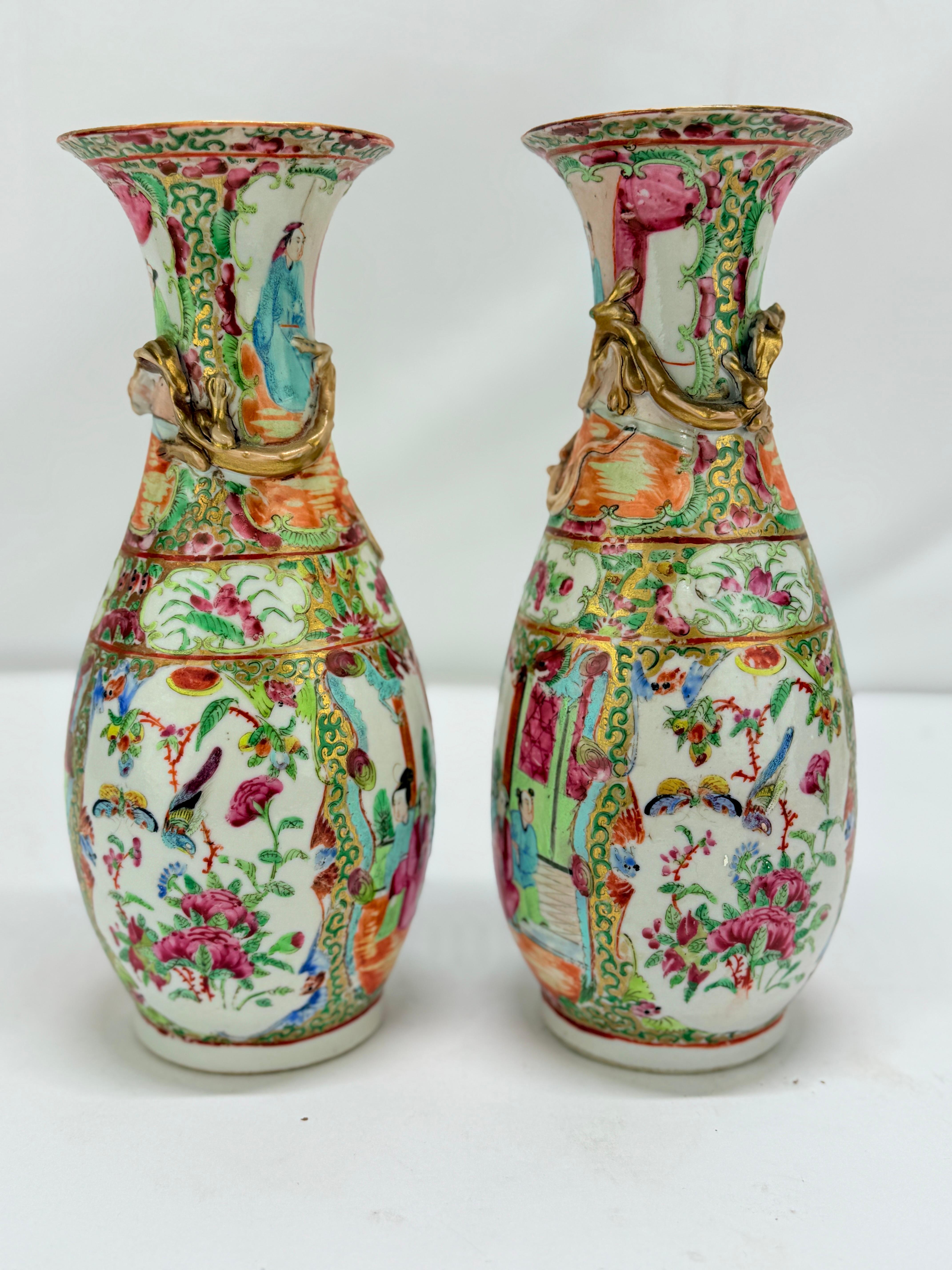 Pareja, jarrones de porcelana con medallón rosa de exportación china y asas de dragón doradas en Bueno estado para la venta en Atlanta, GA