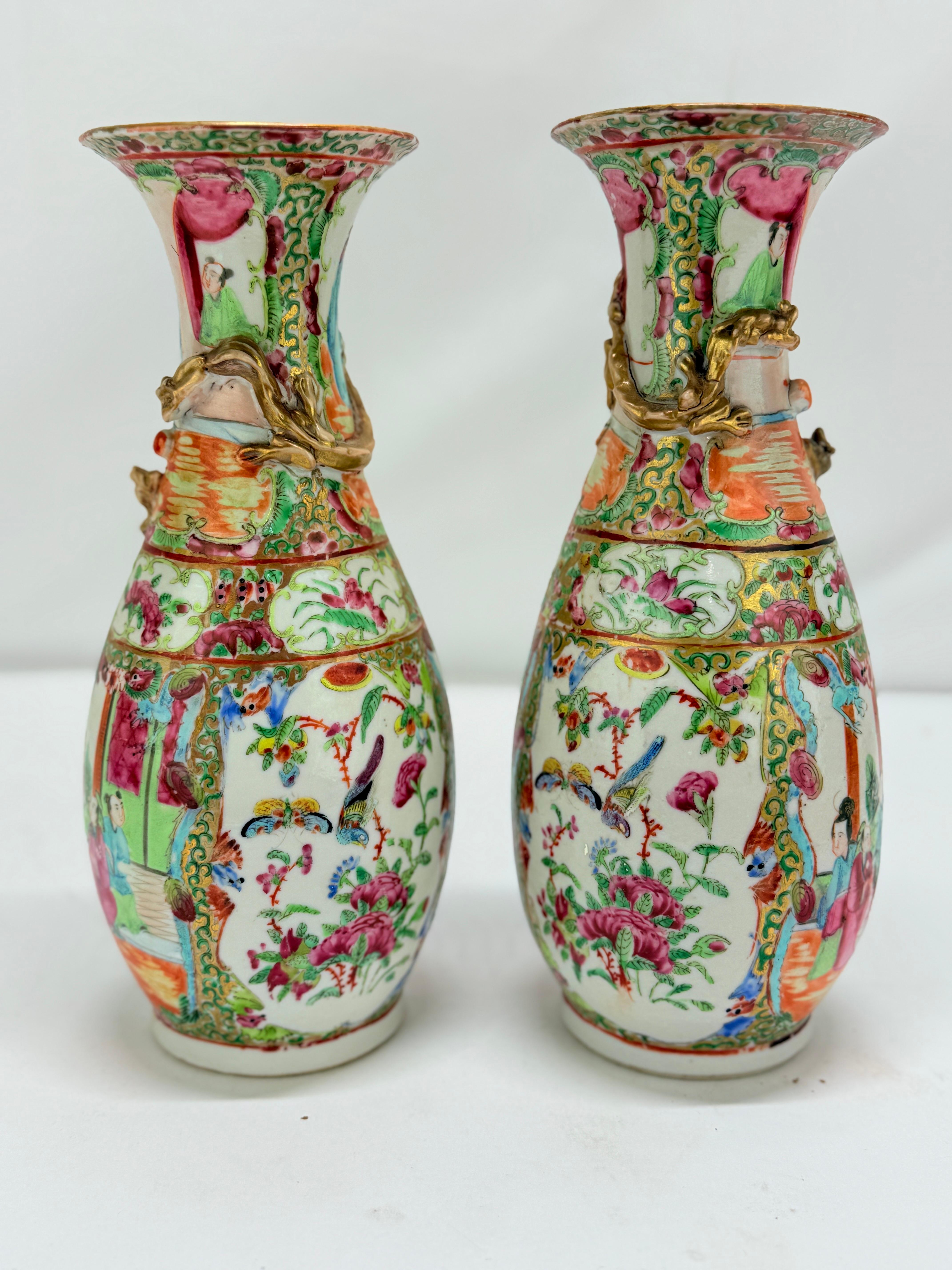 Pareja, jarrones de porcelana con medallón rosa de exportación china y asas de dragón doradas siglo XIX en venta