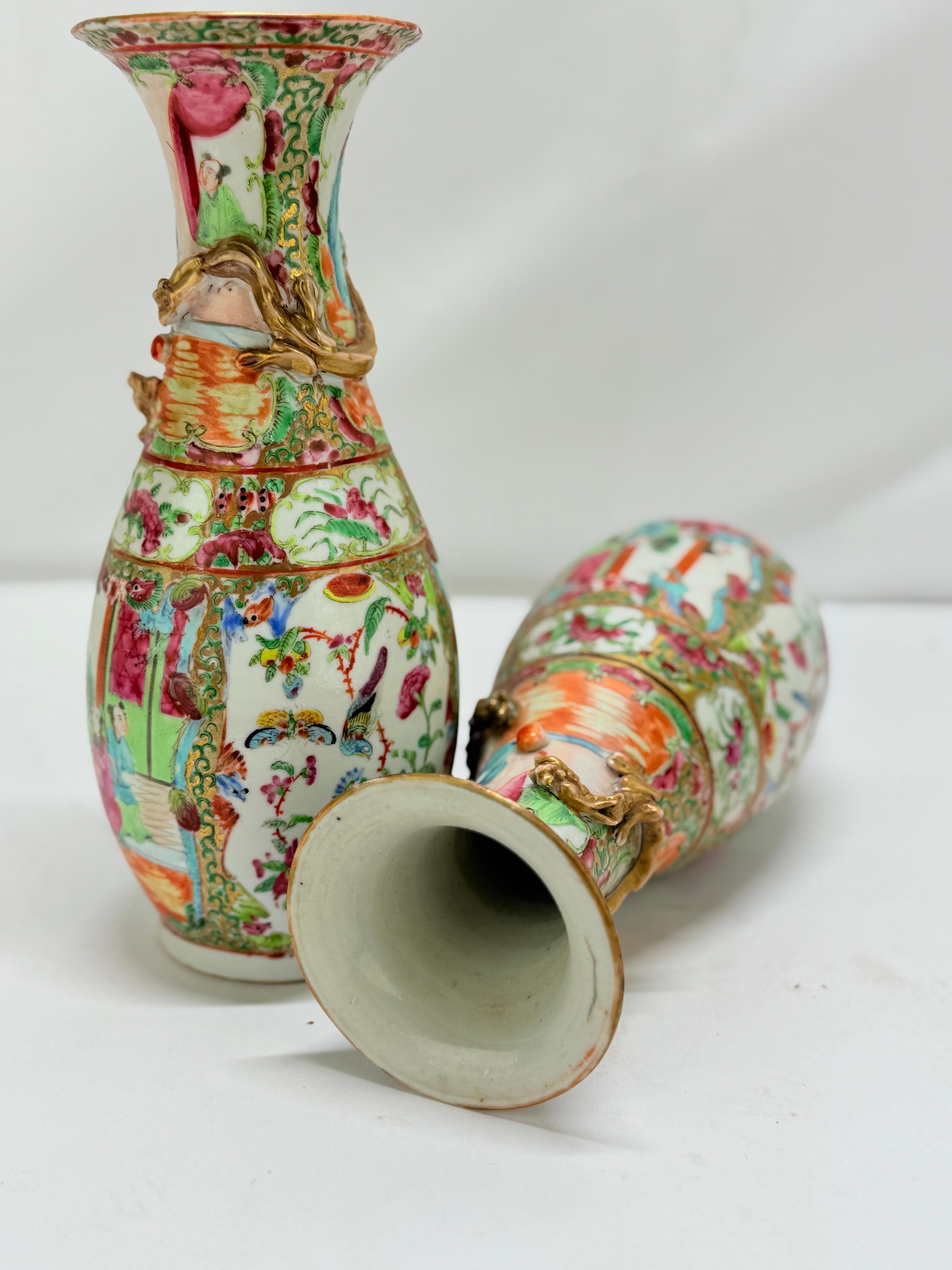 Pareja, jarrones de porcelana con medallón rosa de exportación china y asas de dragón doradas Porcelana en venta