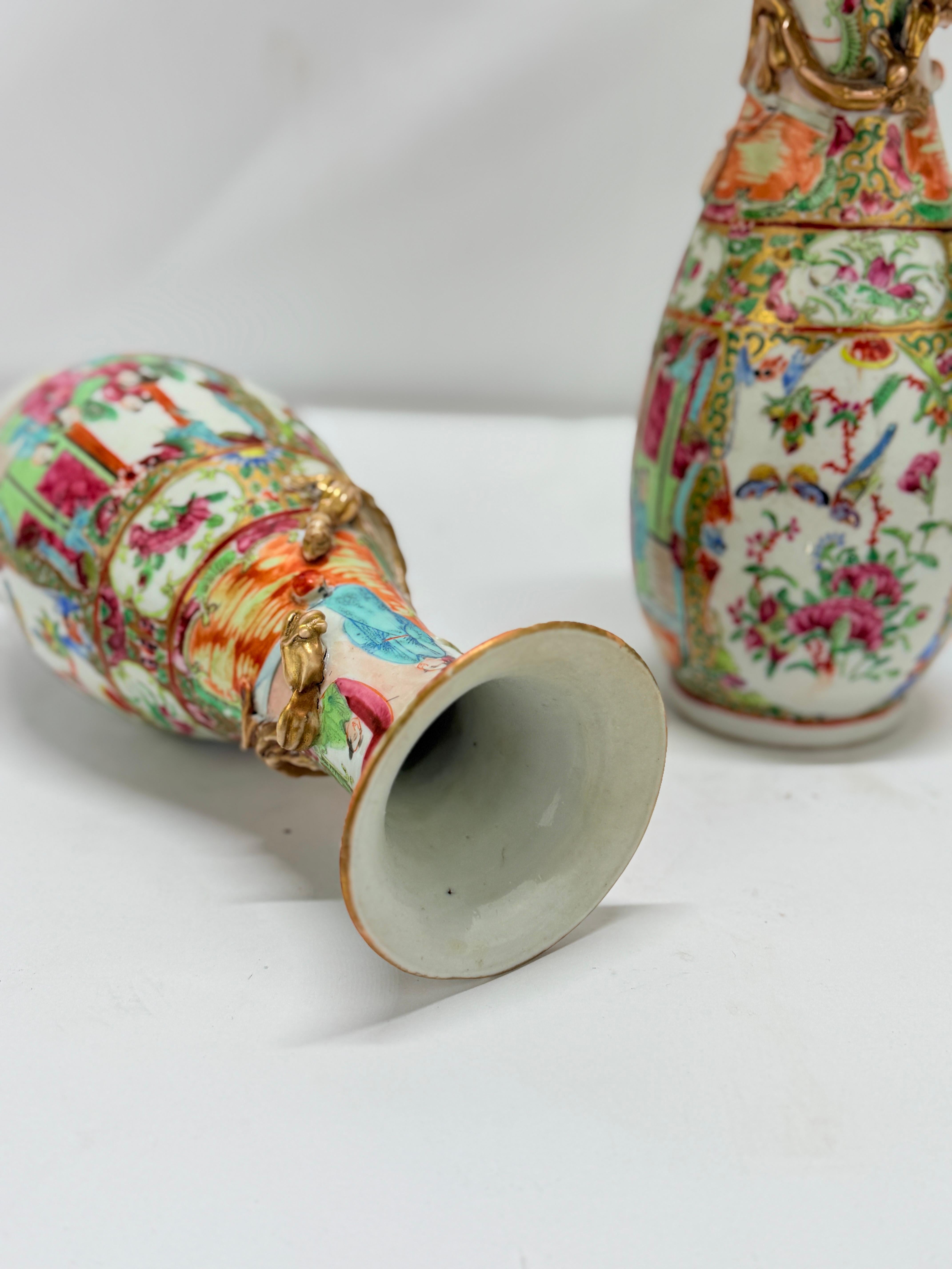 Pareja, jarrones de porcelana con medallón rosa de exportación china y asas de dragón doradas en venta 1